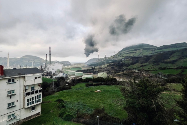 Petronorrek atzo eragindako ke laino beltza. STOP VARIANTE