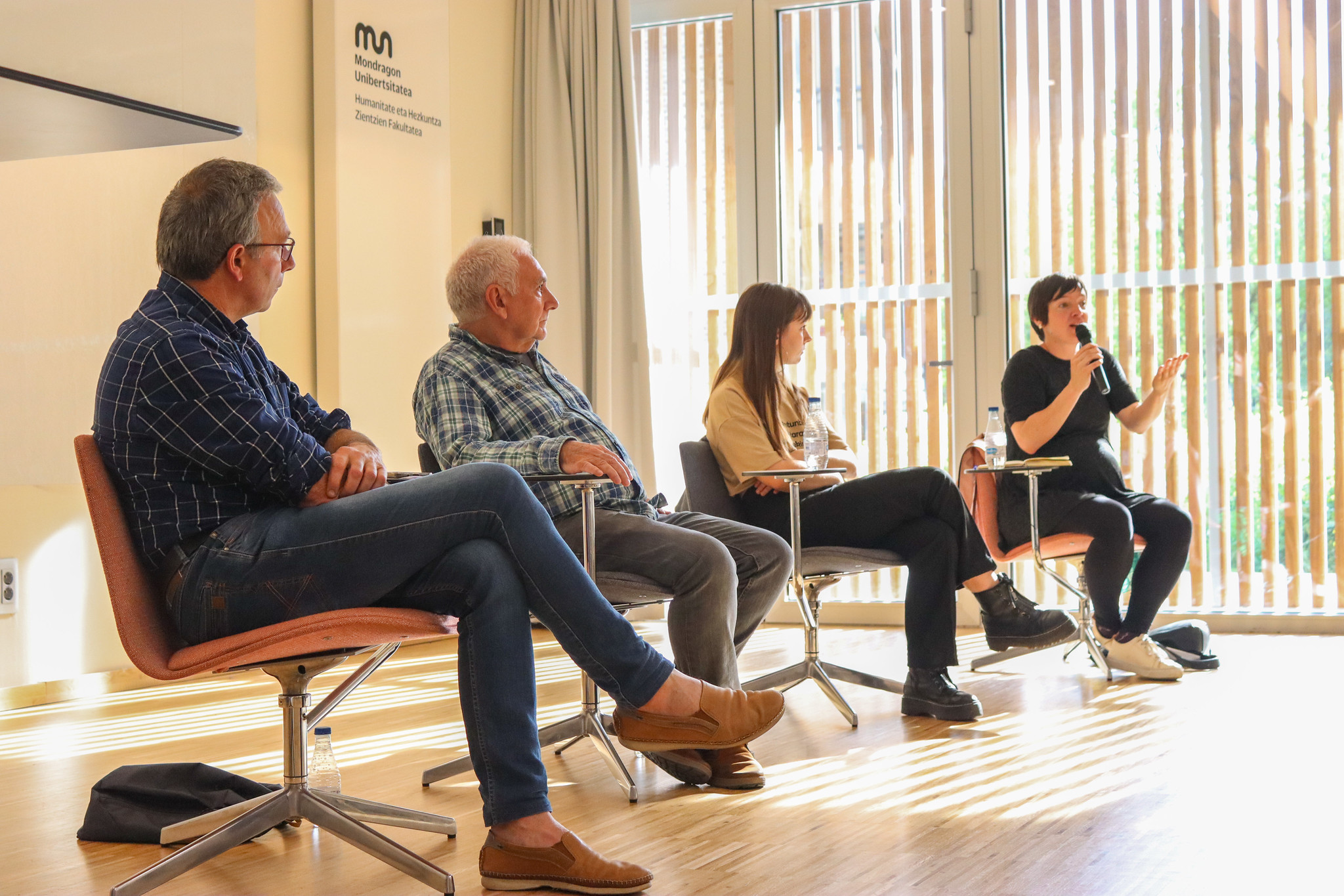 Mattin Irigoien, Joseba Sarrionandia, Olaia Inziarte eta Oihana Iguaran, duela hiru urteko jardunaldiko irudi batean. MONDRAGON UNIBERTSITATEA