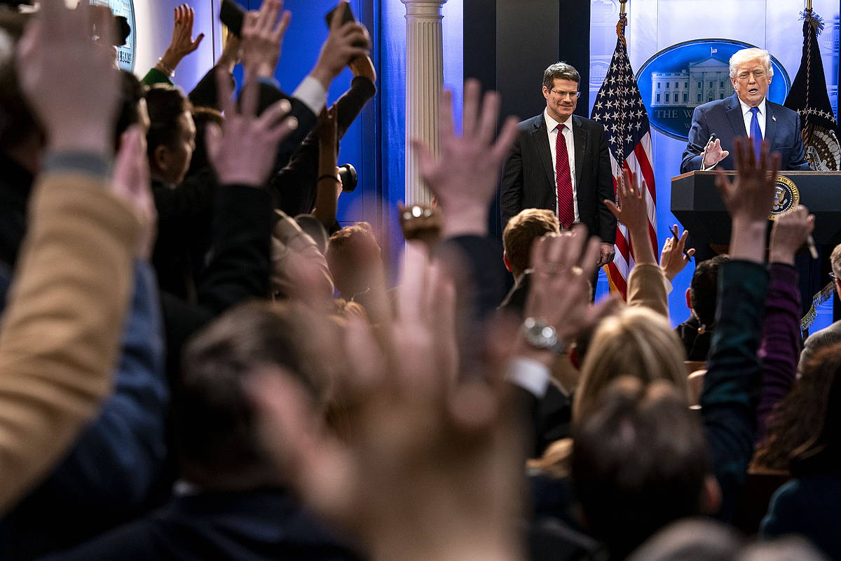 Kazetariak Trumpi galdezka, joan den ostiralean, Etxe Zurian. BONNIE CASH / EFE