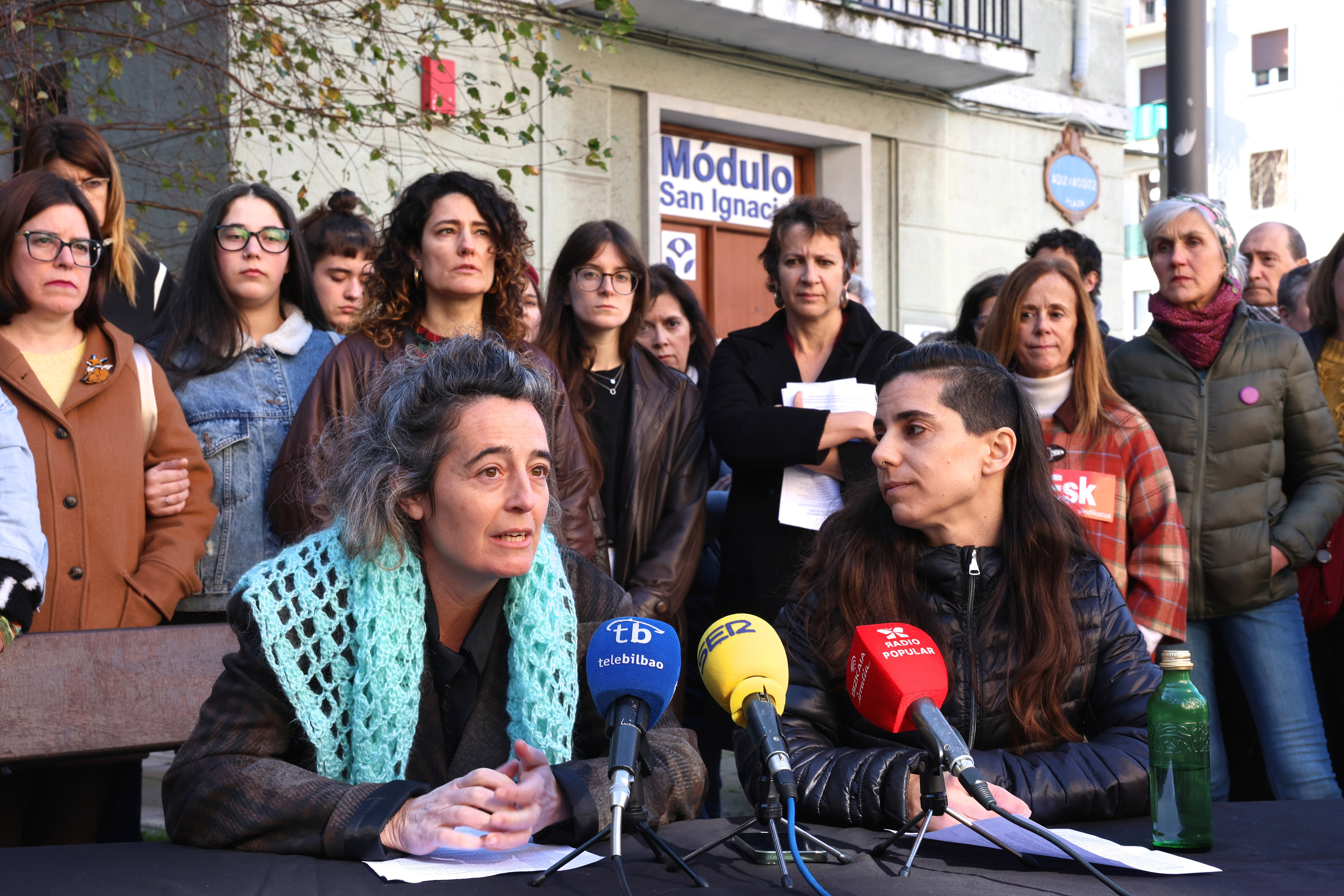 Laura Elezkano eta Ane Nabarro, Deustu-San Ignazioko Modulu Psikosozialeko langileak, gaur goizeko elkarretaratzean. OSKAR MATXIN EDESA / FOKU