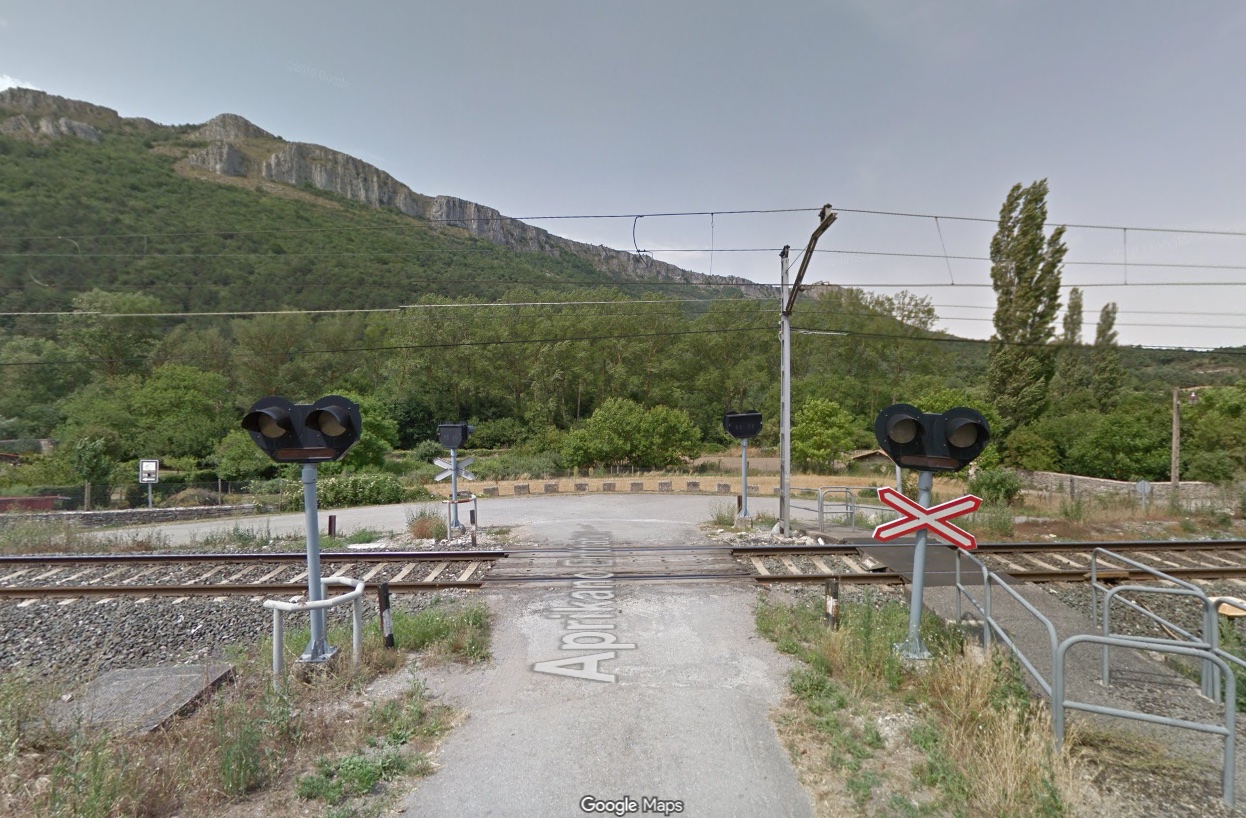 Trenak furgonetako gidaria harrapatu duen tokia, Kuartangon. BERRIA 