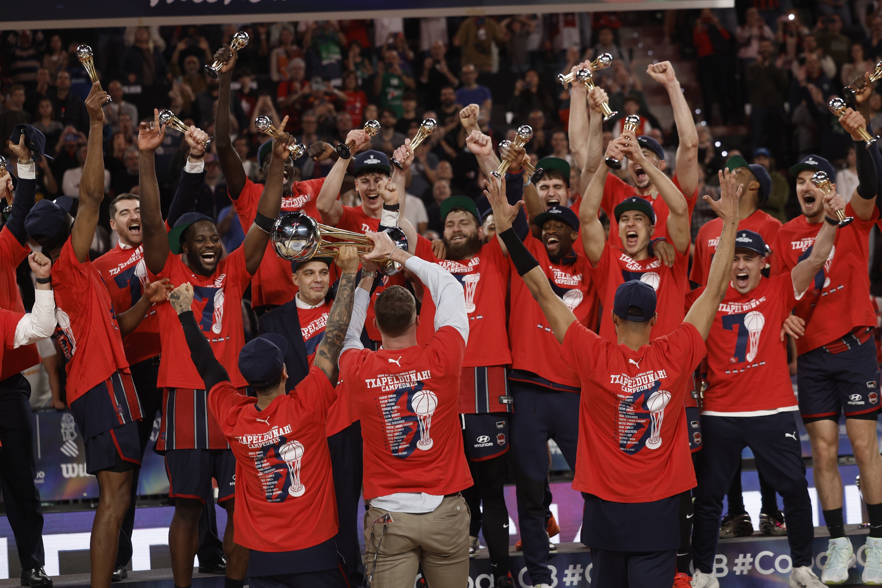 Baskoniako jokalariak, igandean, Espainiako Koparen garaikurra jaso berritan. KAI FORSTERLING / EFE