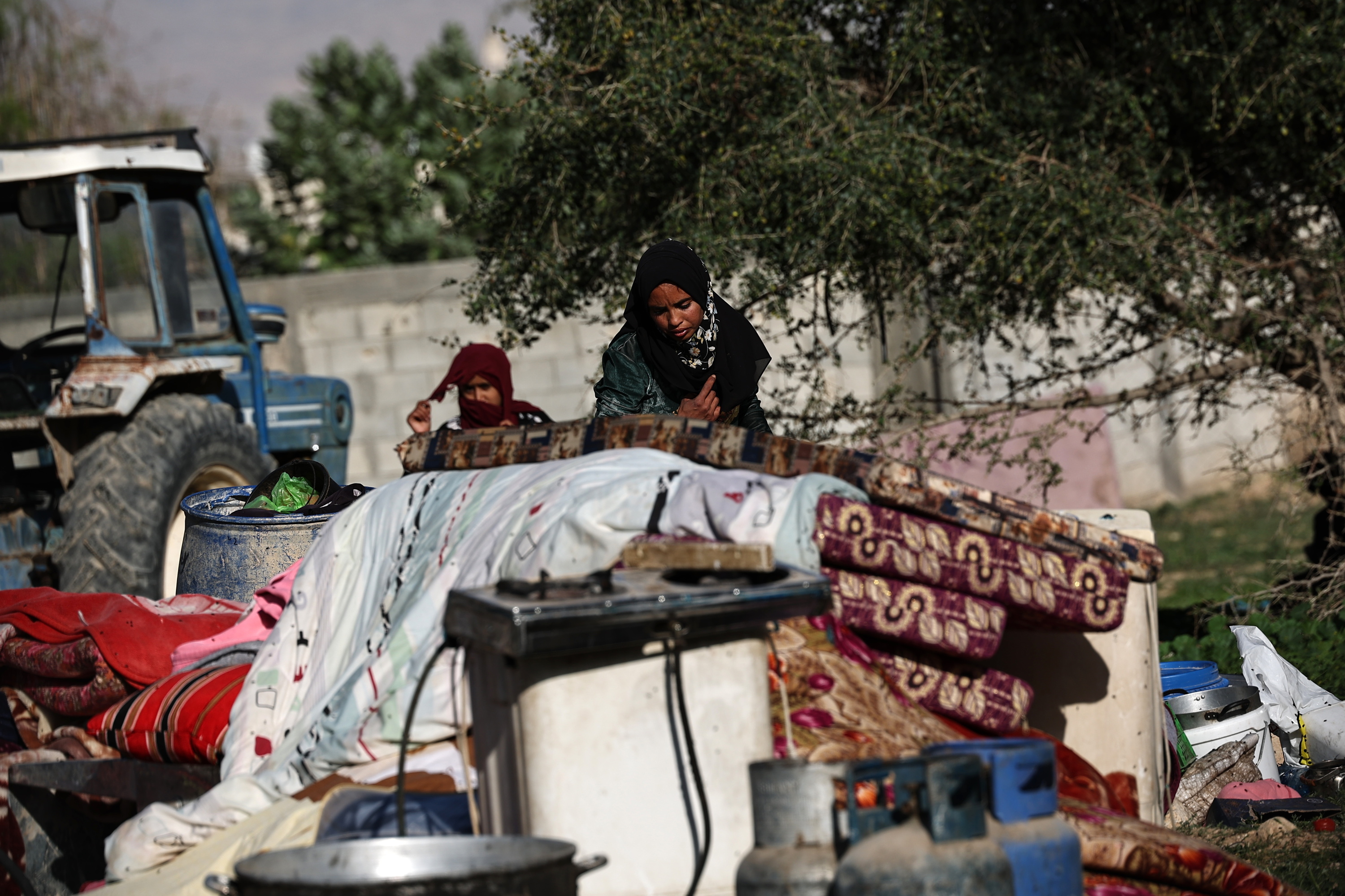 Kolono israeldarren presioaren ondorioz desplazatutako bi beduino Jerikon, Zisjordanian, otsailaren 11n. ATEF SAFADI / EFE