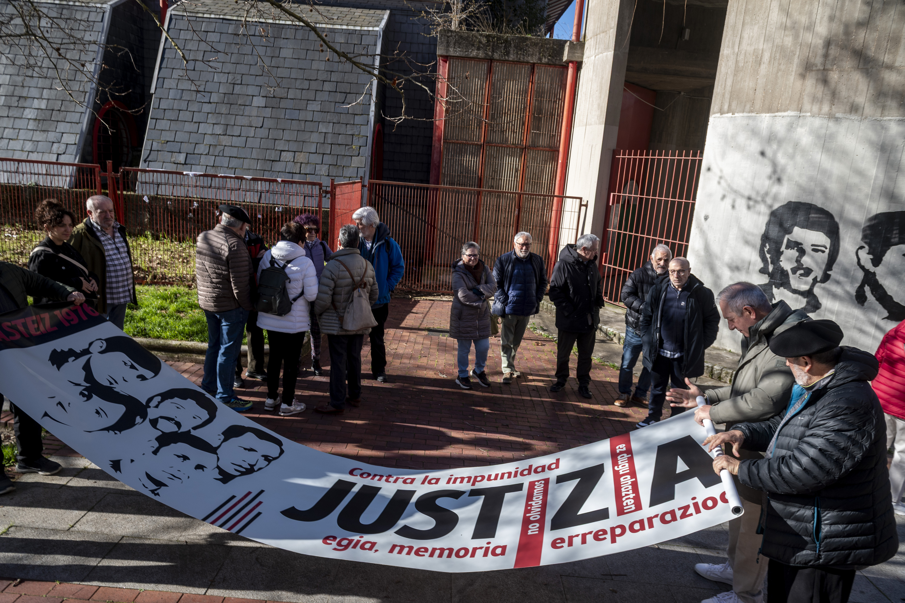 Martxoak 3, Sanferminak 78 Gogoan, Intxorta 1937 eta Goldatu elkarteetako kideak, gaur goizean Gasteizen egindako agerraldian. JAIZKI FONTANEDA / FOKU