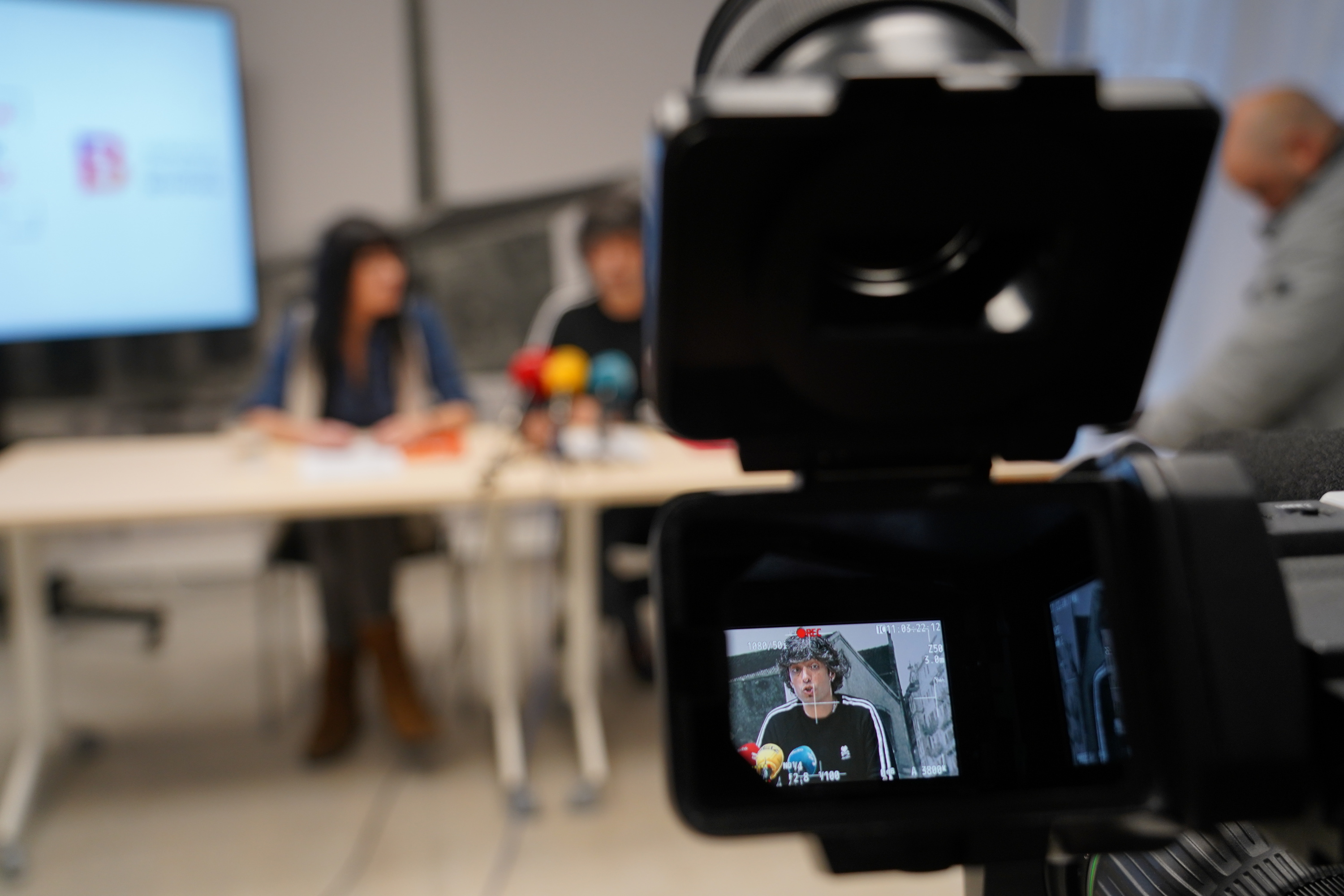 Pantailak Euskaraz eta Zinemak Euskaraz taldeek 2025ean eginiko agerraldi bateko irudia.  JON URBE / FOKU