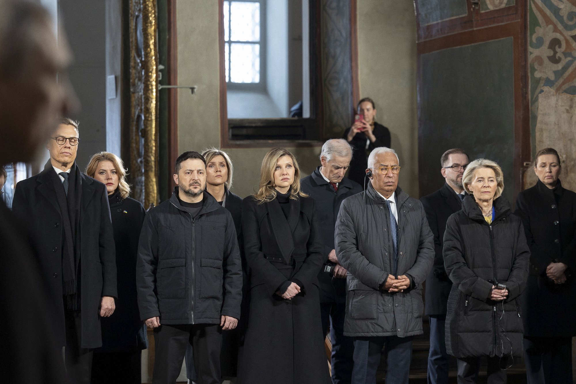 Zelenski, ezkerrean bere emaztea eta eskuinean Stuub Finlandiako presidentea dituela, gaur Kieven. Antonio Costa eta Ursula von der Leyen ere hortxe daude. EFE