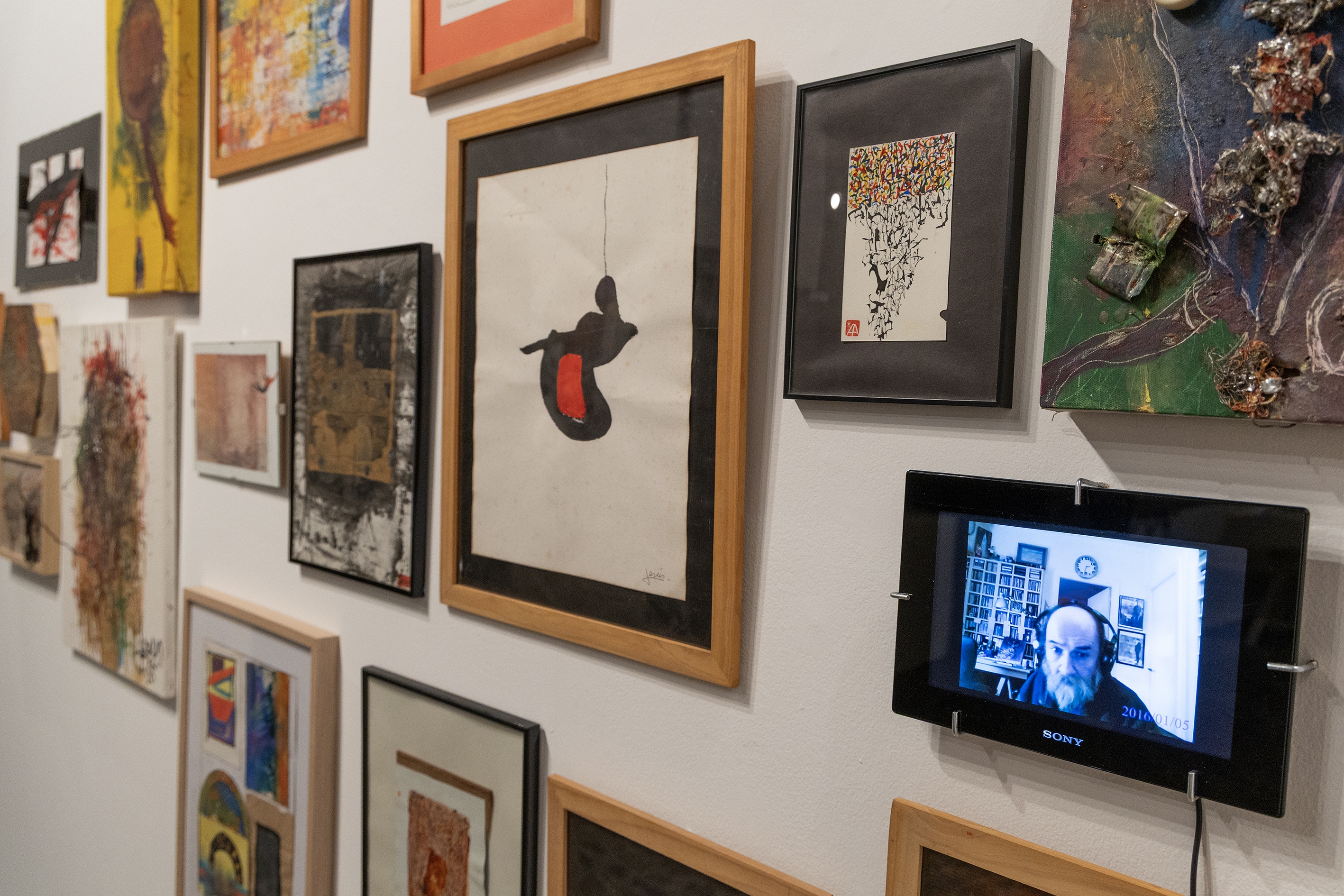 'Oharra: artistak ez du bisitarik nahi' erakusketaren lagin bat, Donostiako Okendo kultur etxean. MAIALEN ANDRES / FOKU