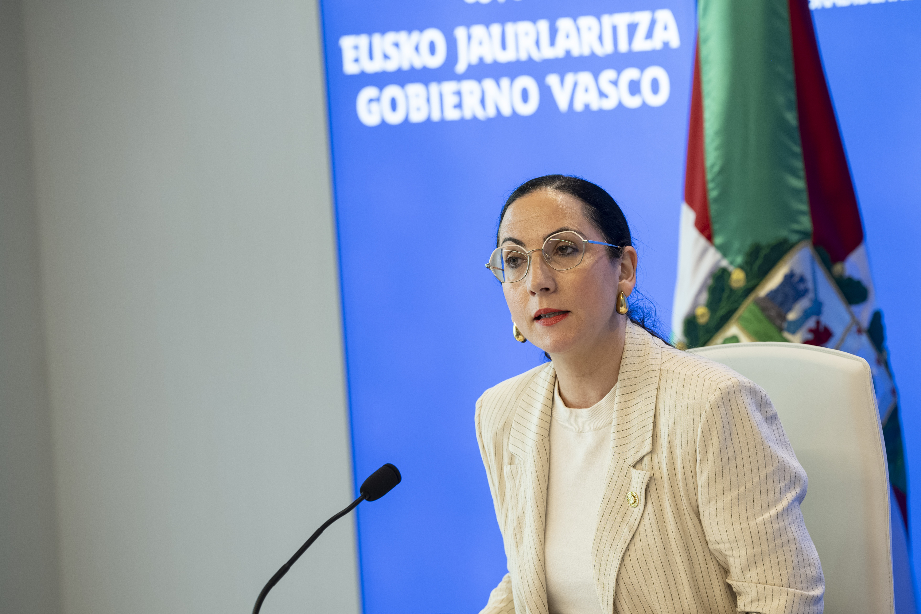 Begoña Pedrosa Eusko Jaurlaritzako Hezkuntza sailburua, gaur, gobernu kontseiluaren ostean egindako agerraldian. IREKIA