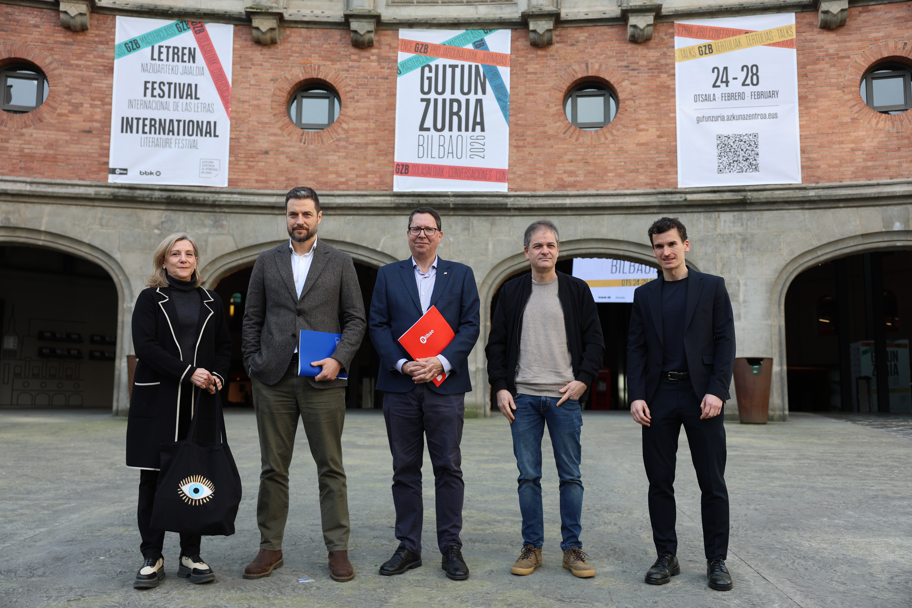 Gutun Zuriak saritutako Valeria Miles idazle eta editorea (ezkerrean) eta Gerediaga elkarteko Beñat Gaztelurrutia (ezkerretik laugarrena), gaur, Bilbon. OSKAR MATXIN EDESA / FOKU