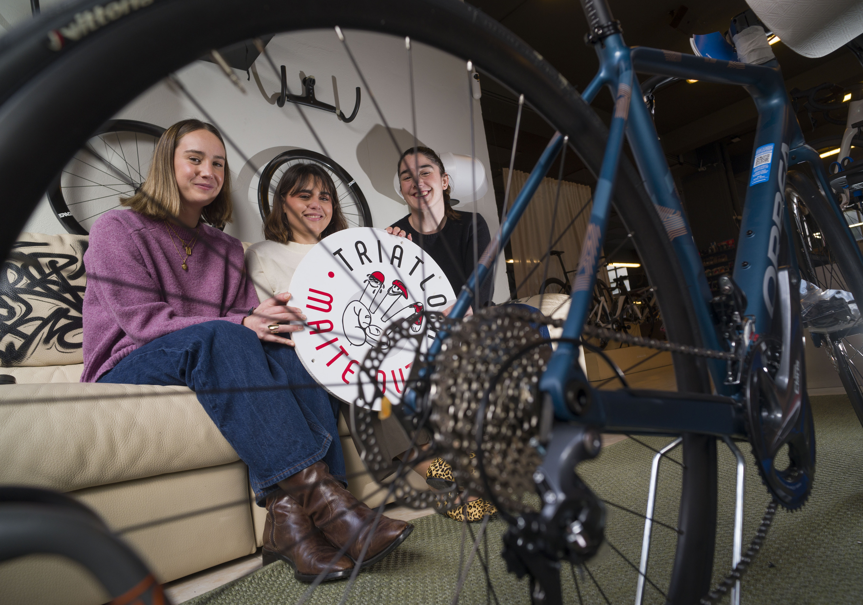 Laura Olabarria, Janire Atxurra eta Amaia Lizaso, joan den astean, Zarautzen. JON URBE / FOKU