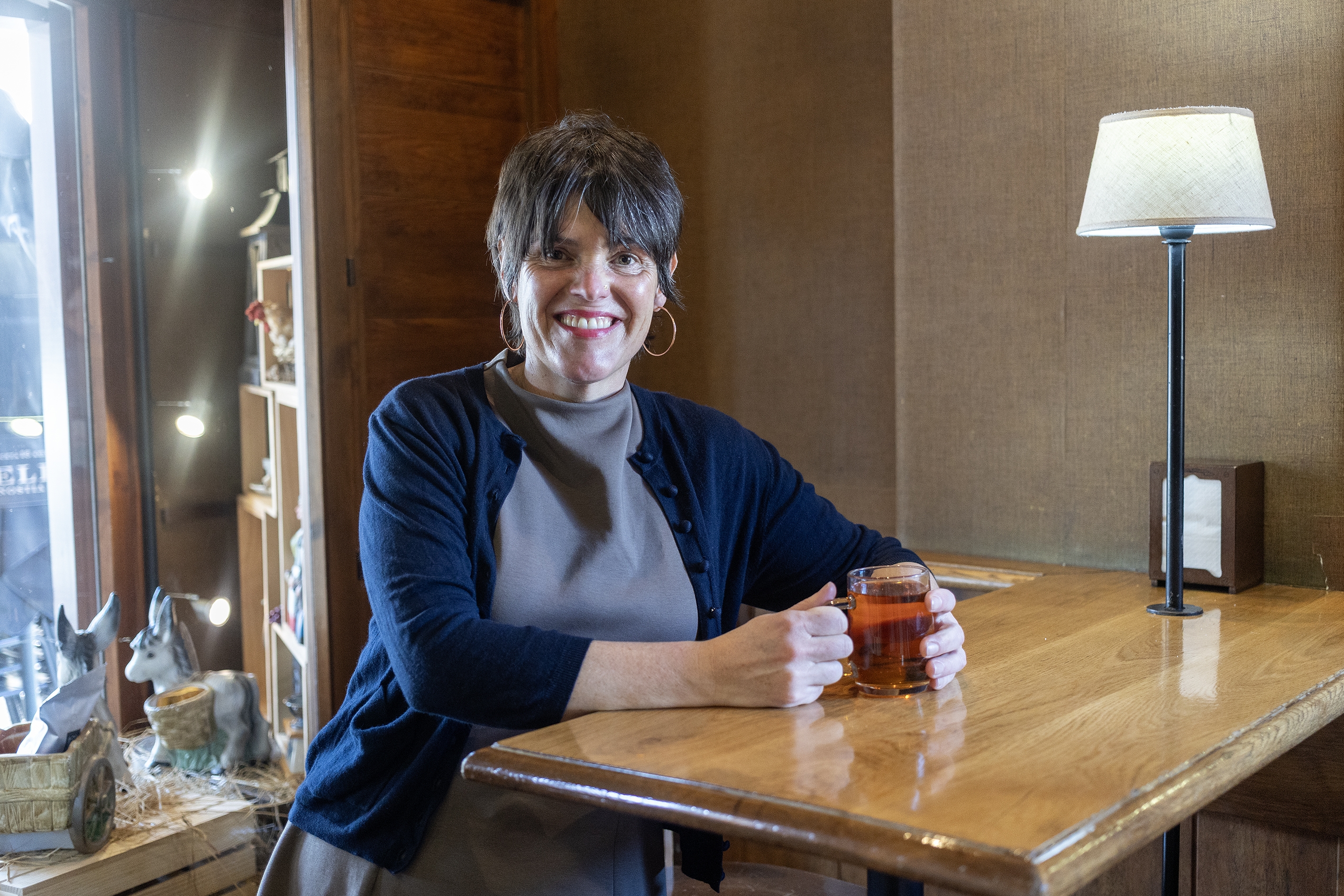 Ainitze Sala fitoterapeuta, tisana bat eskuetan duela, Lazkaon. MAIALEN ANDRES / FOKU