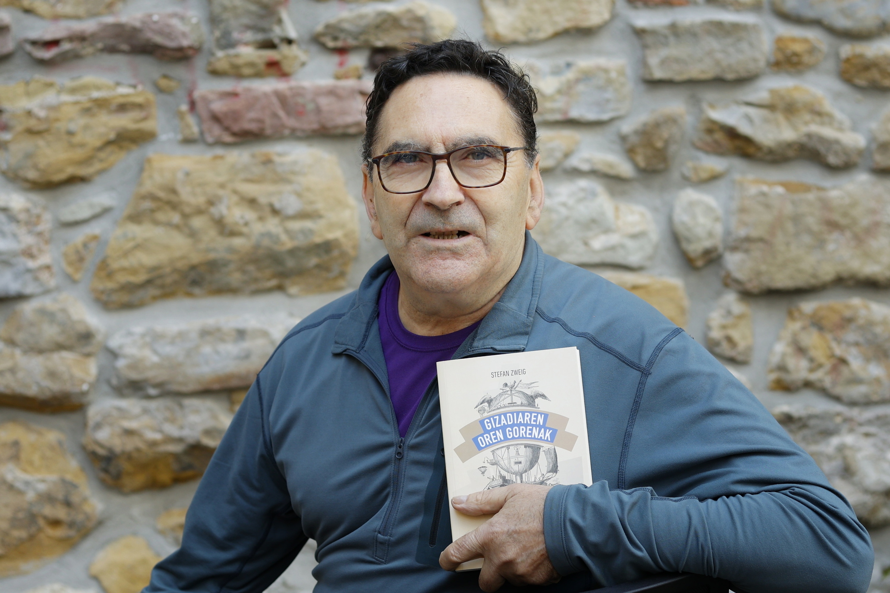 Edorta Matauko 2023an, berak itzulitako liburu bat eskuetan duela. MAIALEN ANDRES / FOKU