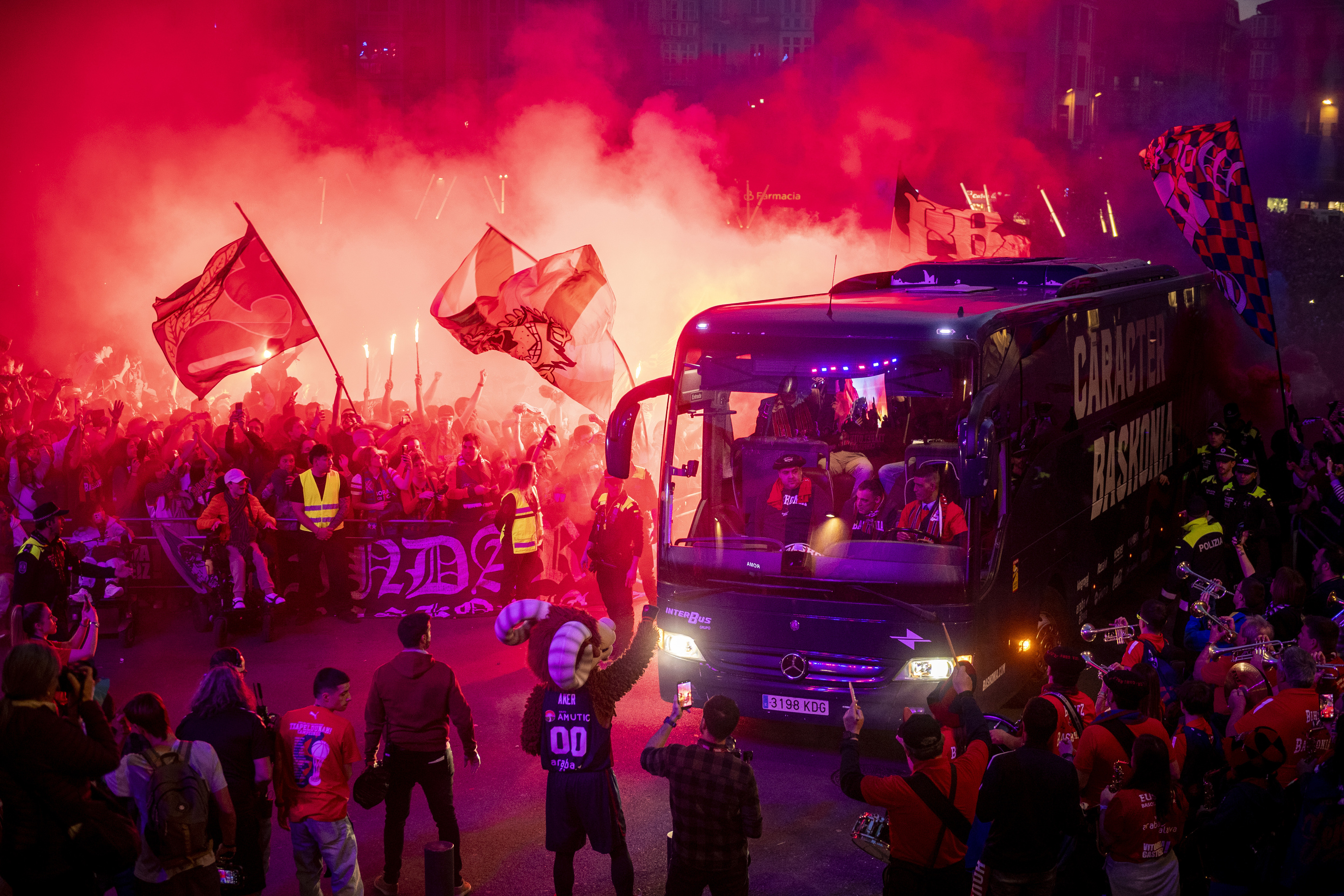 Autobusa Andre Mari Zuriaren plazara iritsi deneko unea. JAZKI FONTANEDA / FOKU