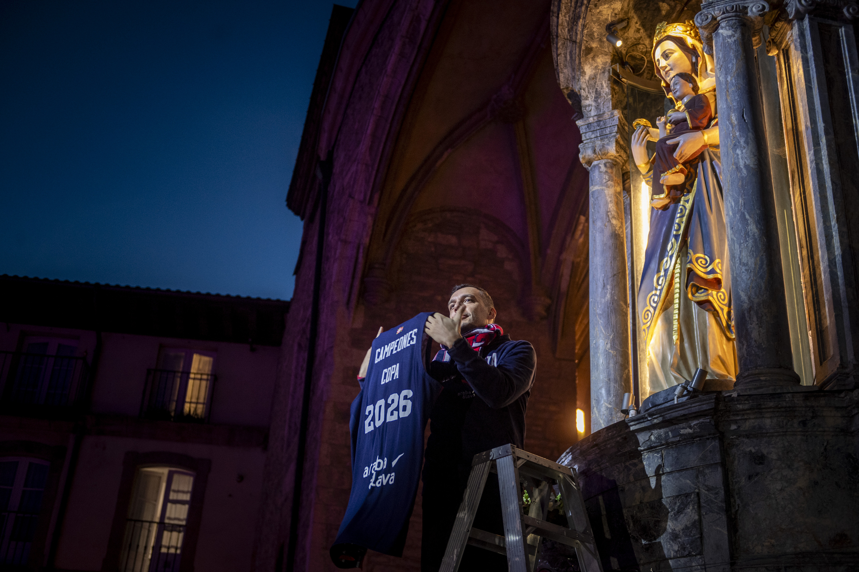 Lore eskaintza egin ostean, Paolo Galbiatik txapeldunen omenezko kamiseta erakutsi du. JAZKI FONTANEDA / FOKU