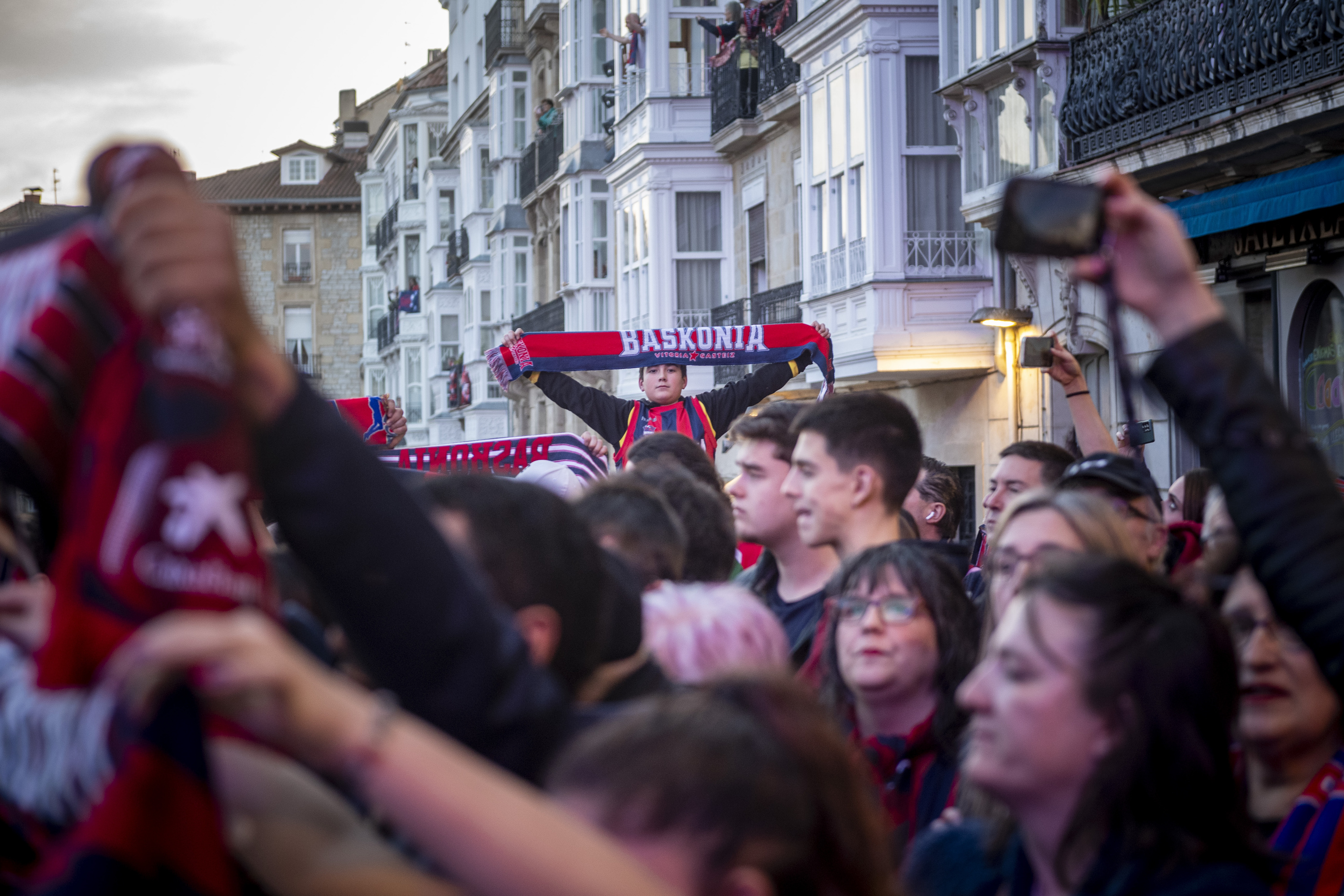 Andre Mari Zuriaren plaza, jokalarien autobusa iritsi aurretik. JAZKI FONTANEDA