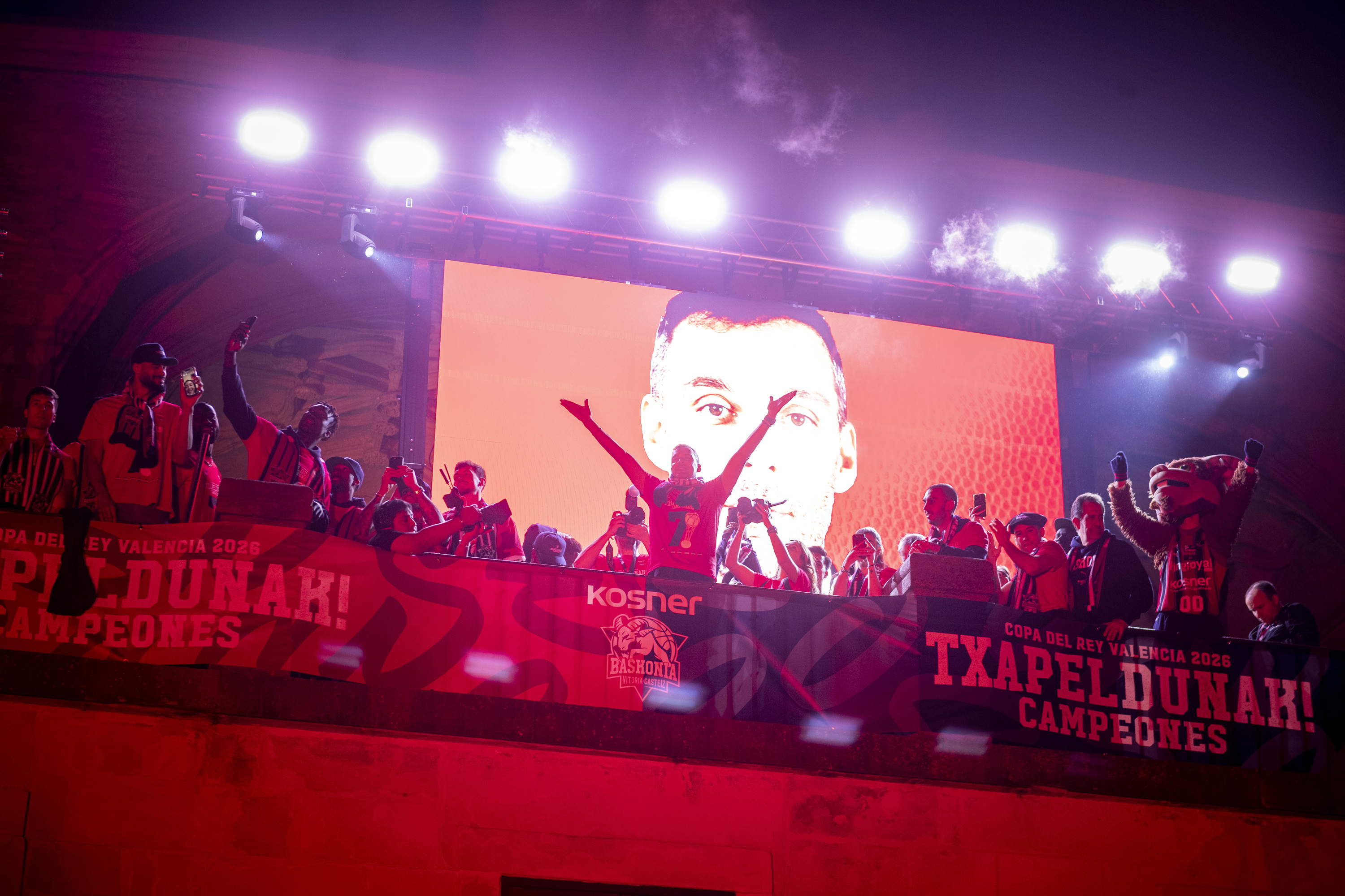 Jokalariak Andre Maria Zuriaren plazako balkoira igo dira. JAIZKI FONTANEDA / FOKU