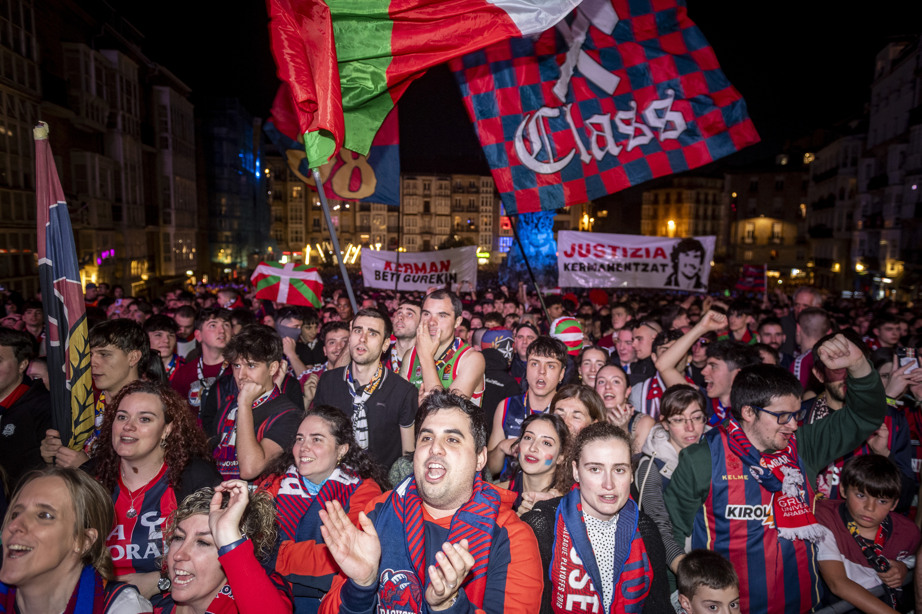 Zaleek Gasteizko Andre Maria Zuriaren plazan ospatu dute kopako garaipena, jokalariekin batera. JAIZKI FONTANEDA / FOKU
