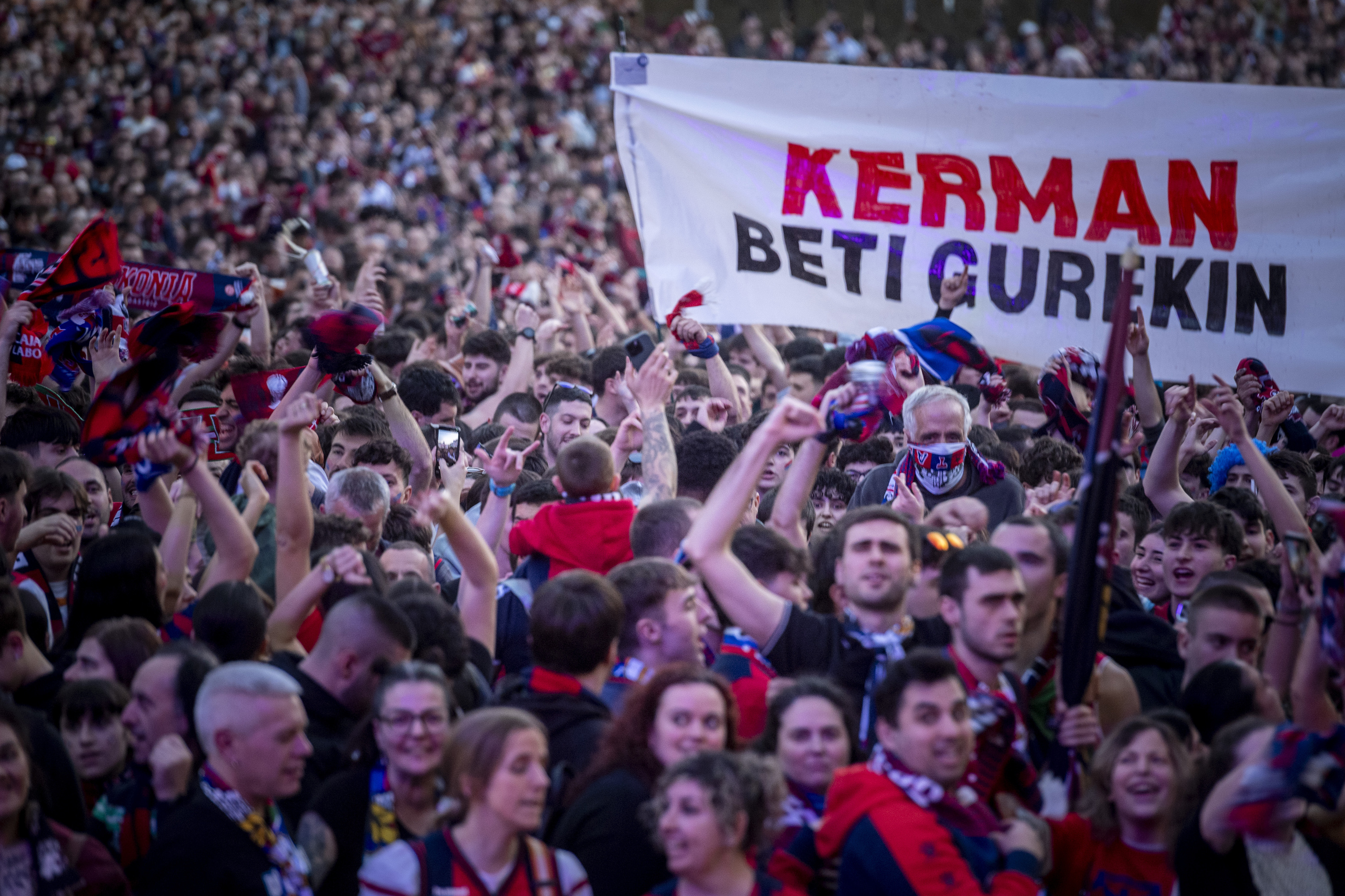 Andre Mari Zuriaren plaza, jokalarien autobusa iritsi aurretik. JAZKI FONTANEDA