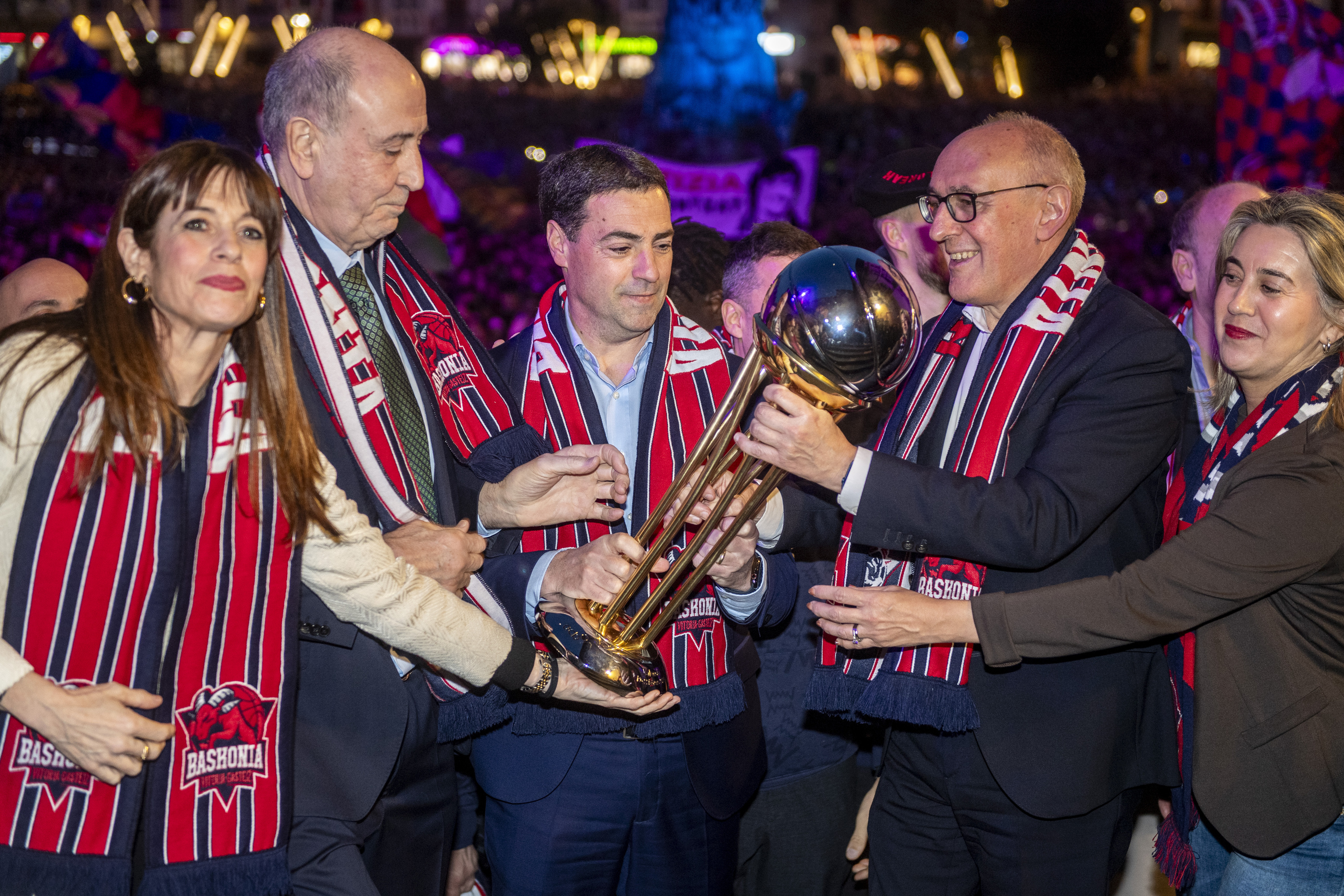 Erakunde publikoetako ordezkariak Andre Maria Zuriaren plazan izan dira, garaipena ospatzen. JAZKI FONTANEDA / FOKU