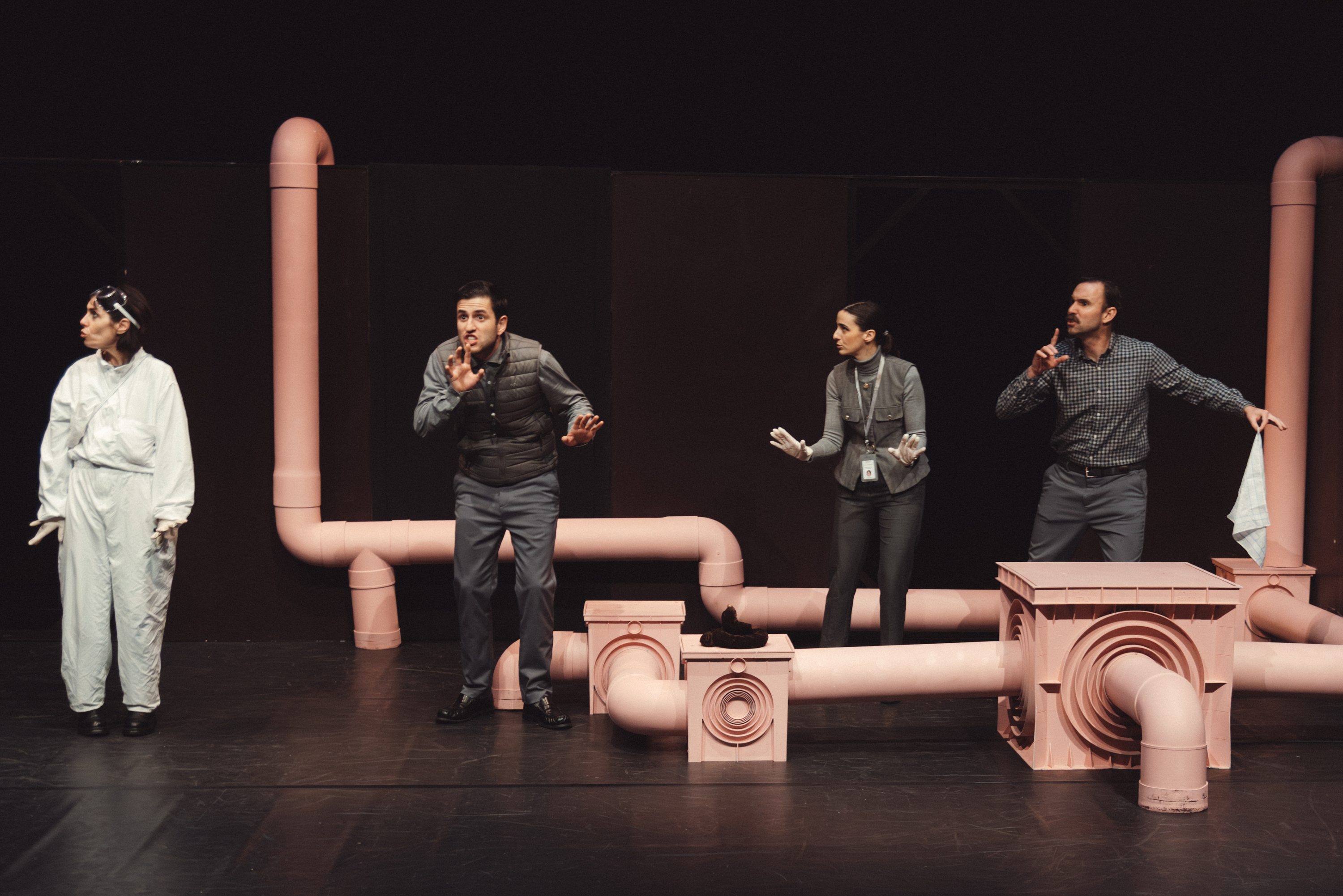 'Kaka' antzezlaneko aktoreak, Aierbe, Agirrezabala, Olaizola eta Aranbarri, oholtza gainean. IKER GOZATEGI