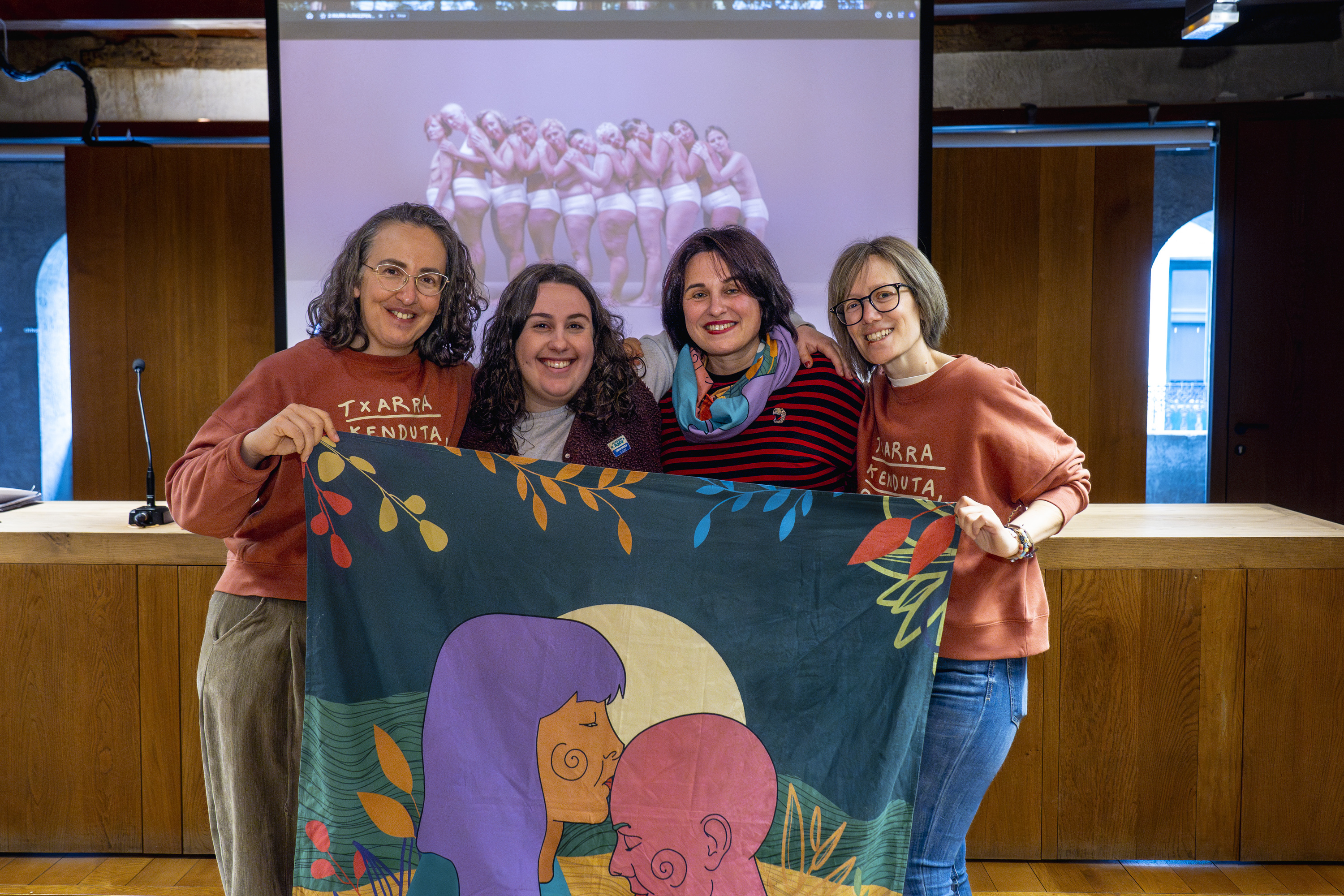 Iñurri elkarteko Olatz Mercadez, Julene Illarramendi Elexpuru, Ainara Arce eta Ana Jimenez, Iruñeko Kondestablearen jauregian egindako jardunaldia hasi aurretik. IÑIGO URIZ / FOKU