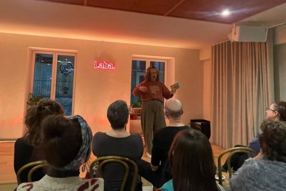  Olatz Mercader Iñurri elkarteko kidea, Iruñeko Laban, minbiziari buruzko bakarrizketa egiten. UXUE REY