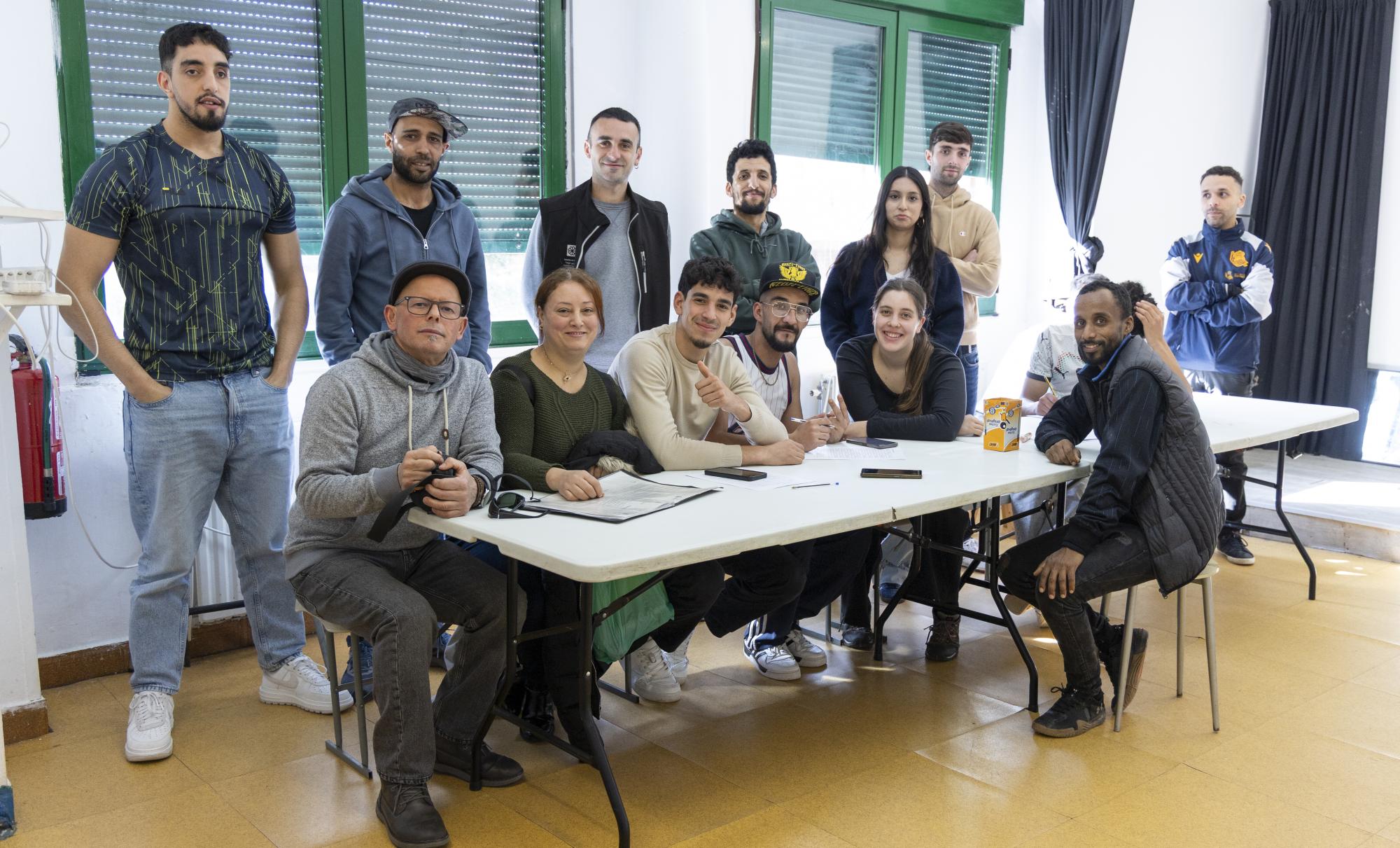 Jatorkin al-Nahda elkarteko kideak, Aieteko egoitzan, Donostian; beheko ilaran, ezkerrean, Saad Malec Subeir elkarteko burua. MAIALEN ANDRES / FOKU