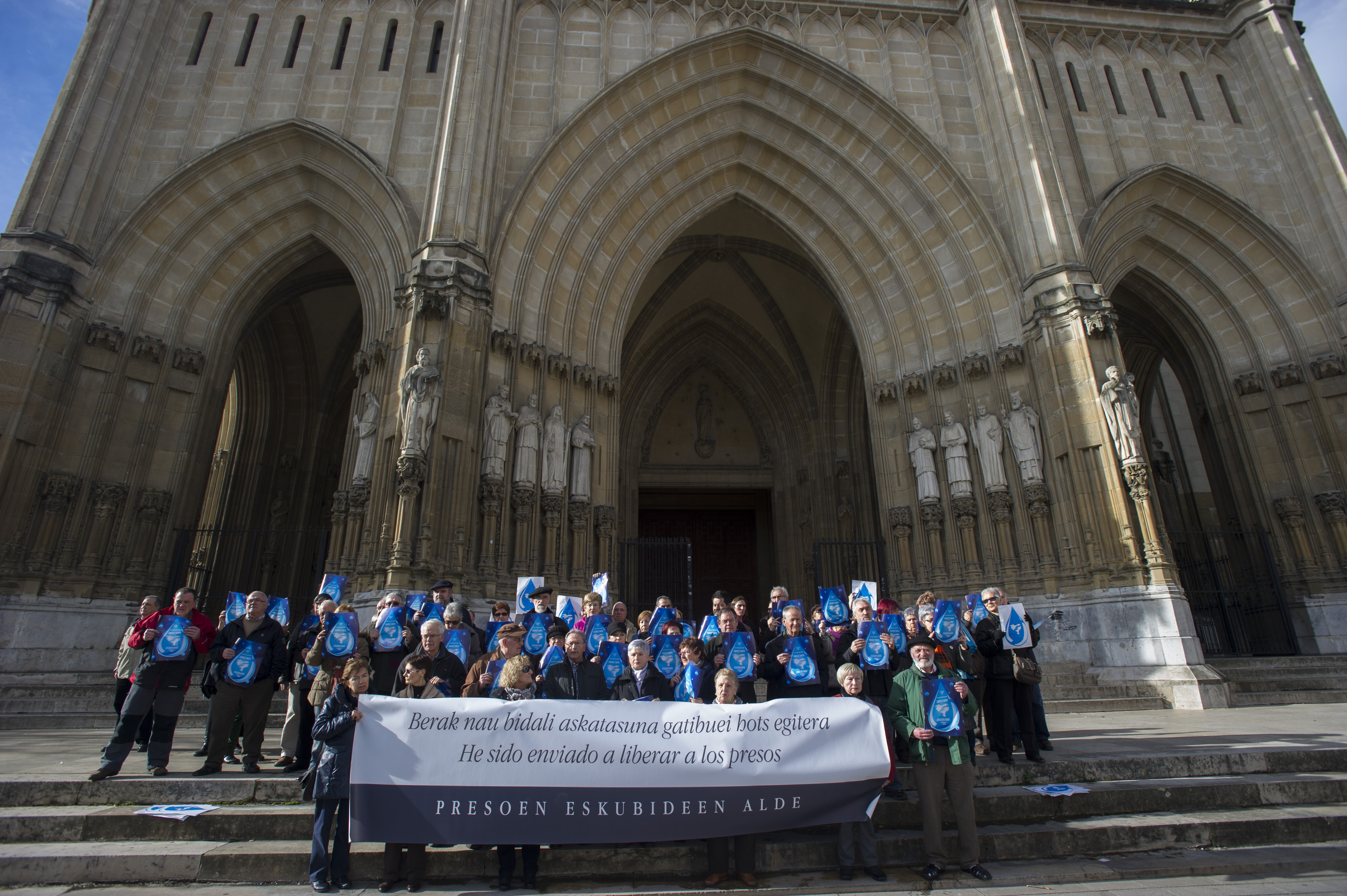 Herria 2000 Eliza taldeak, Euskal Herriko Apaizen Koordinakundeak eta Euskal Herriko kristau elkarteek Gasteizko katedral berrian egindako elkarretaratzea, artxiboko irudi batean. JUANAN RUIZ / FOKU