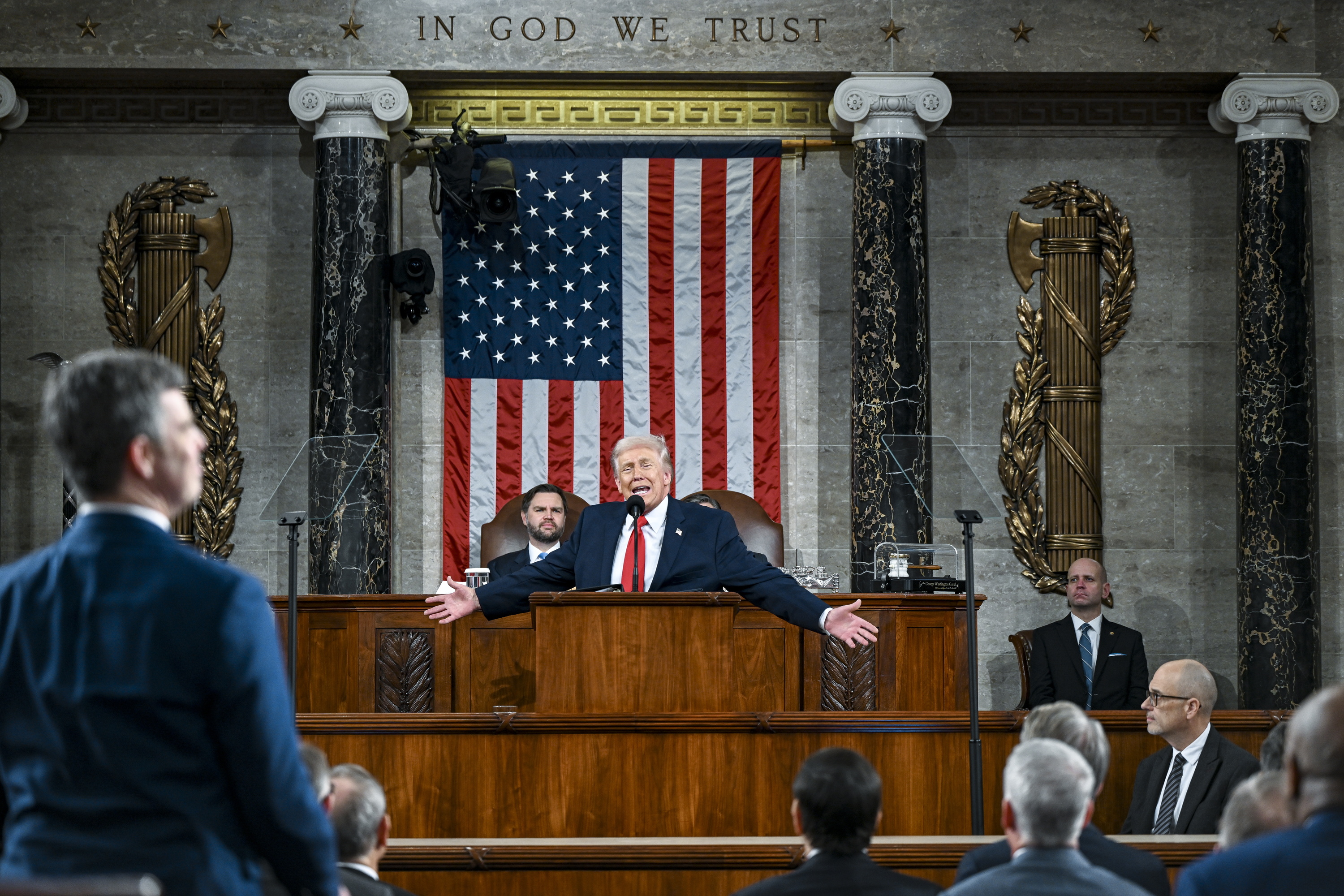 Donald Trump, bart, AEBetako presidenteak urtero egiten duen estatuaren batasunaren egoeraren diskurtsoan. KENNY HOLSTON / EFE