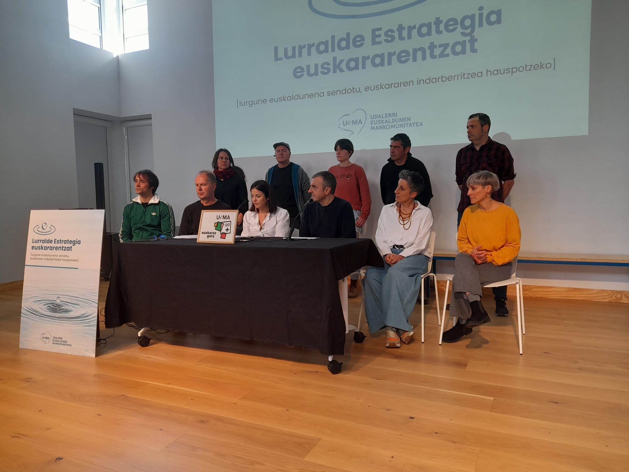 UEMAko ordezkariak dokumentua aurkezten, gaur goizean, Hernanin. BERRIA