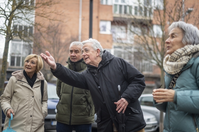 Lekukoak, eguneko gertakariak oroitzen, San Frantzisko elizaren aurrean. Egun hartako balek utzitako zuloak seinalatzen dizkie kideei Diaz de Espadak. JAIZKI FONTANEDA / FOKU