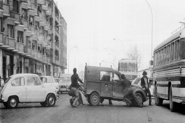 Gasteizko langileak, kotxeekin barrikadak egiten, 1976ko martxoaren 3ko goizean. LUIS ZIARRUSTA / MARTXOAK 3 ELKARTEA