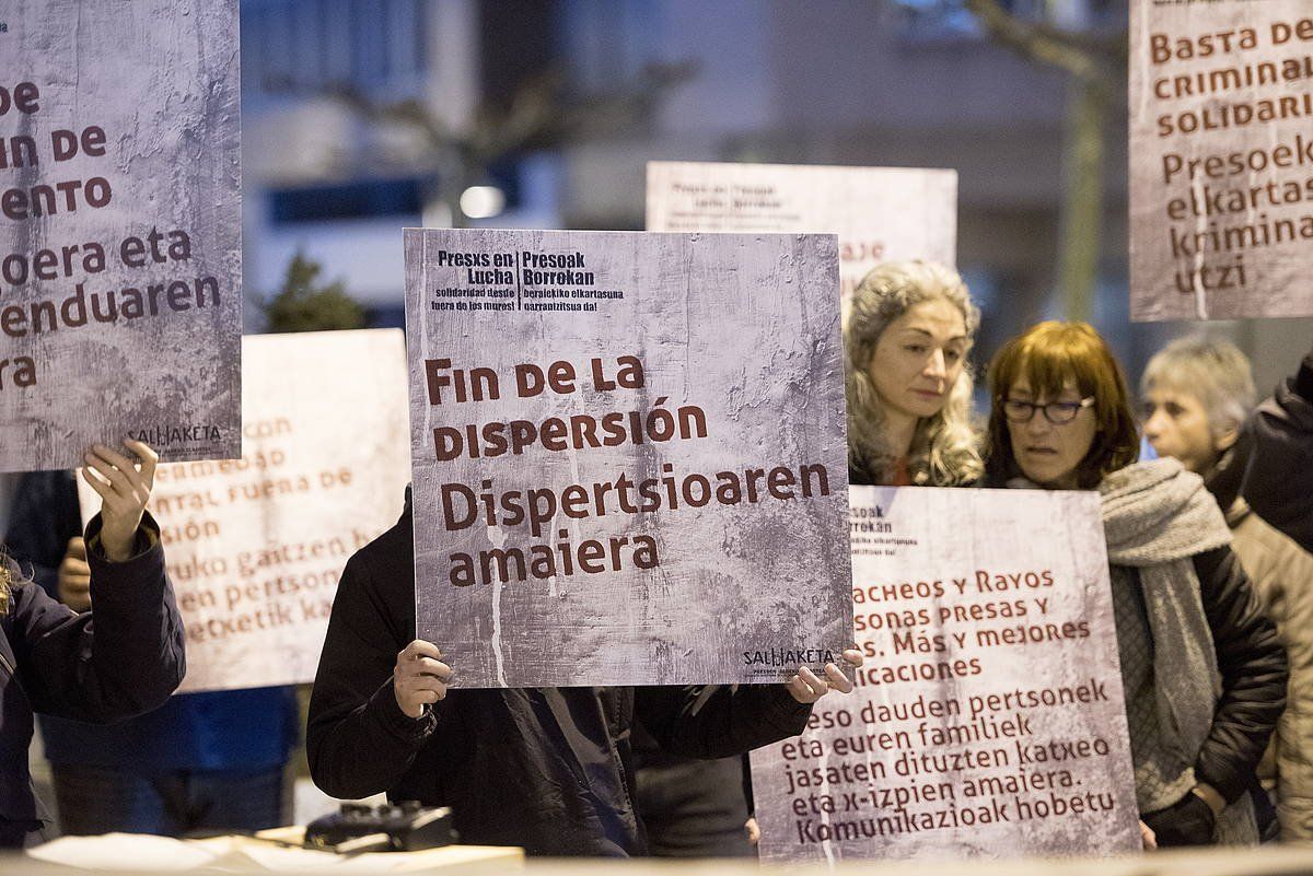 Salhaketa elkarteak Iruñean, otsailean, egindako elkarretaratzea. IñIGO URIZ / FOKU