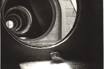 San Frantzisko de Asis elizako leiho hautsiak, poliziak erabilitako gas potoen hondakinekin. LUIS ZIARRUSTA / MARTXOAK 3 ELKARTEA