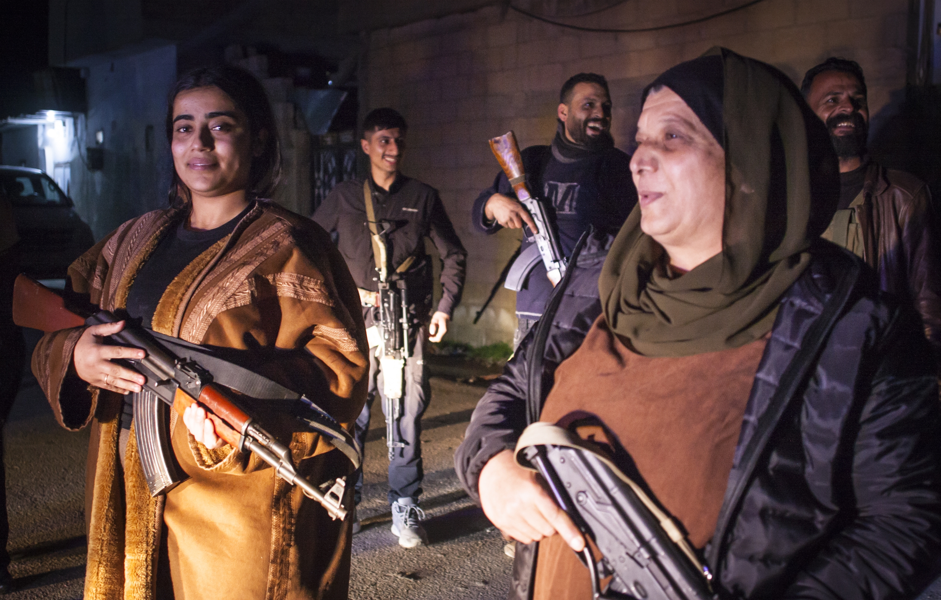 Herritarrak kaleak patruilatzeko antolatzen dira gauero, larrialdi egoera ematean. LANDER ARBELAITZ / ARGIA CC-BY-SA