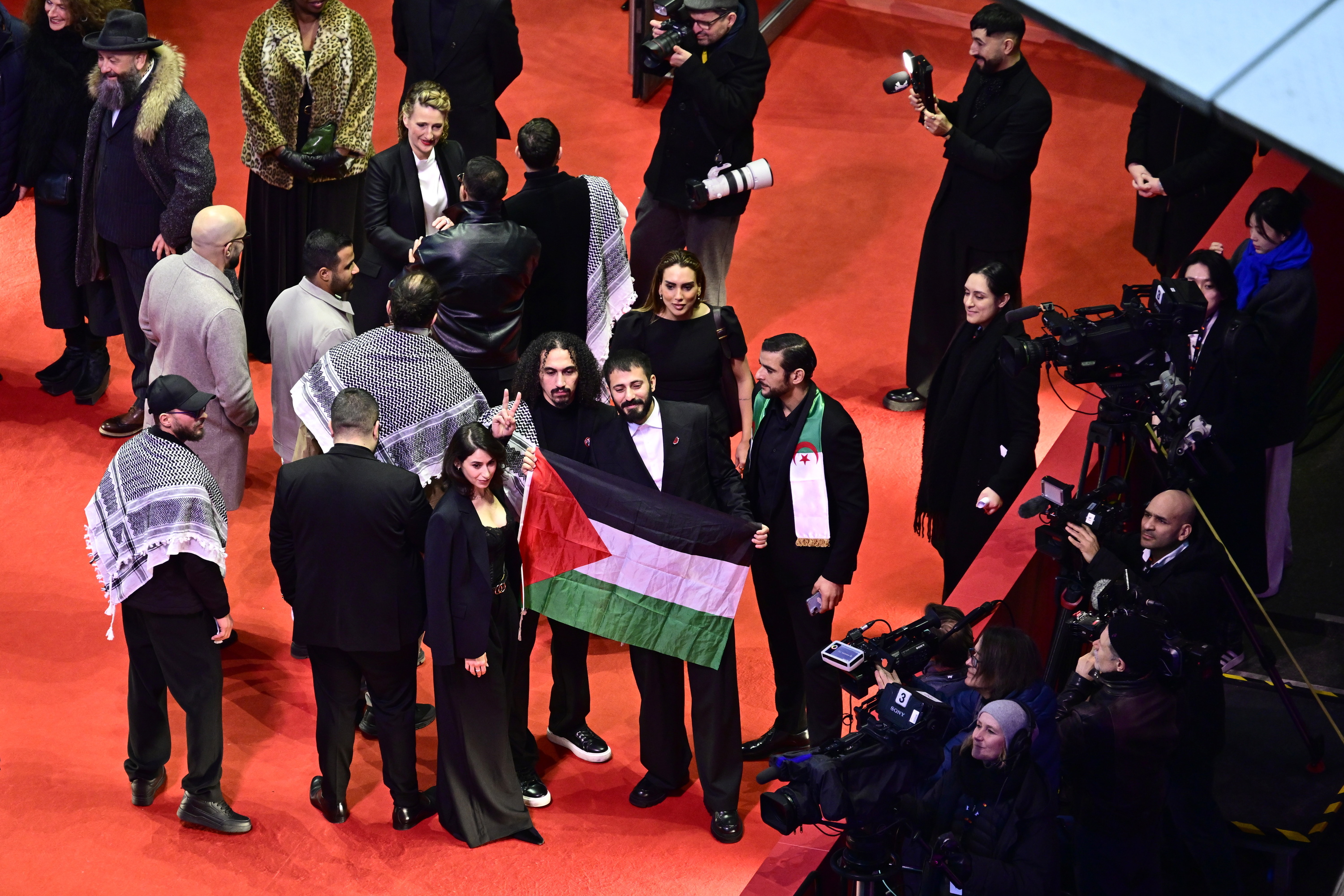 Abdallah Alkhatib zinemagilea bere lantaldearekin, larunbatean.  FABIAN SOMMER /EFE