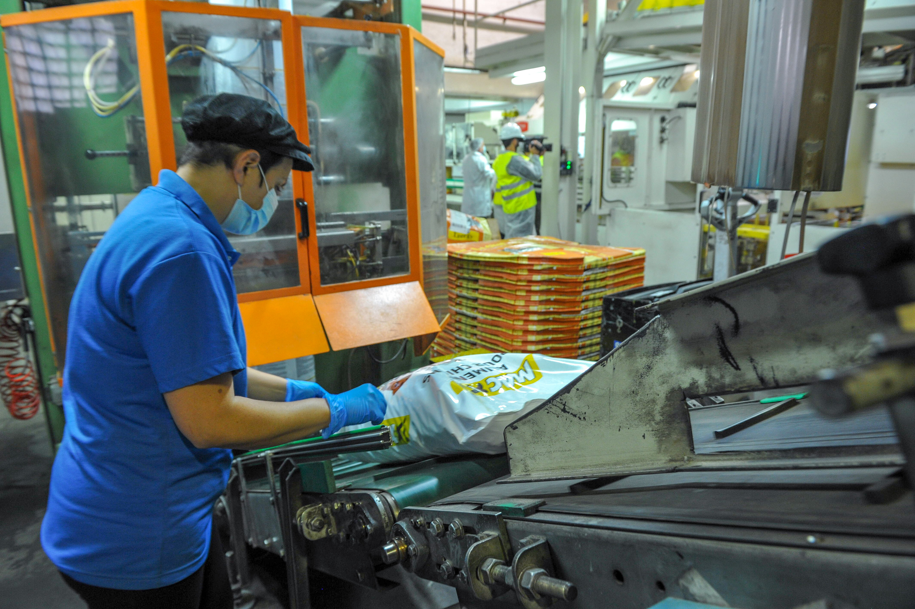 Azpeitiko Elmubas enpresako langile bat, artxiboko irudi batean. IREKIA