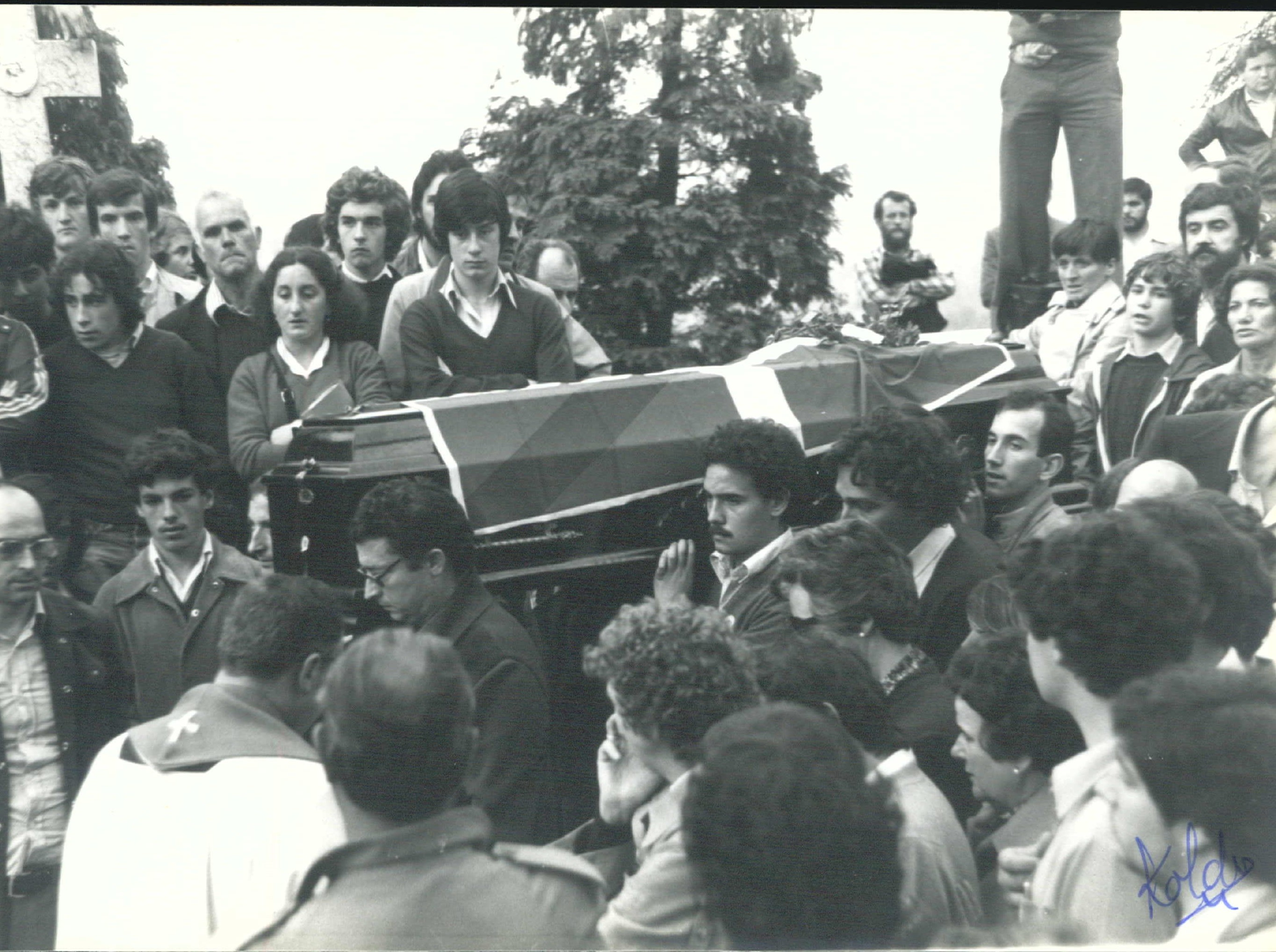 Gladys del Estalen hileta Donostian. Tuteran hil zuen Guardia Zibilak, energia nuklearraren aurkako ekitaldi batean. KOLDO / ARGIA