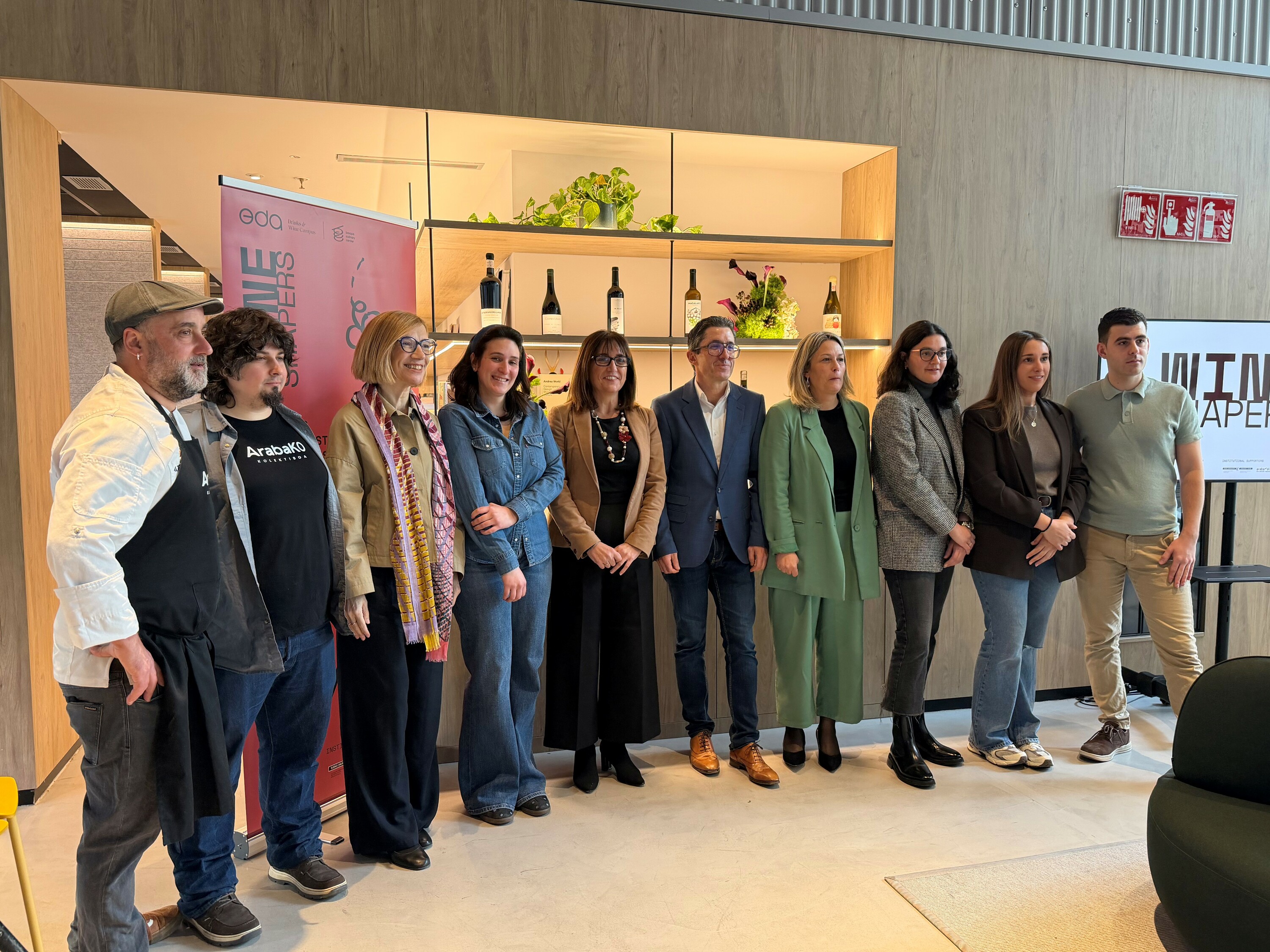 Nazioarteko kongresuan parte hartuko duten ekoizleetako batzuk, agintariekin batera, Whine Shapers kongresuaren aurkezpenean, Gasteizen. EUSKO JAURLARITZA