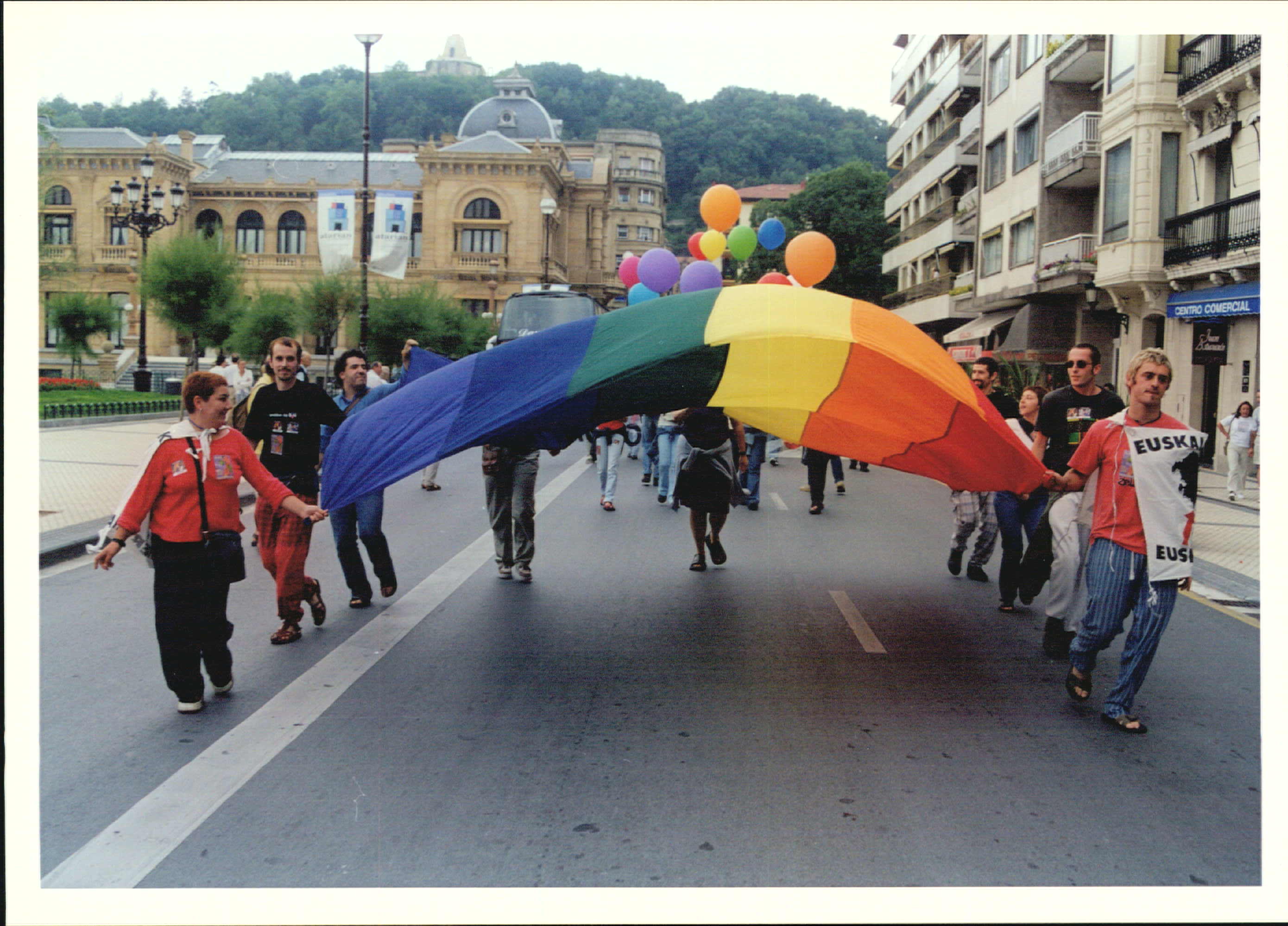 LGTBI eskubideen aldeko manifestazioa, Donostian, 2000. urtean. RUBEN PLAZA / ARGIA