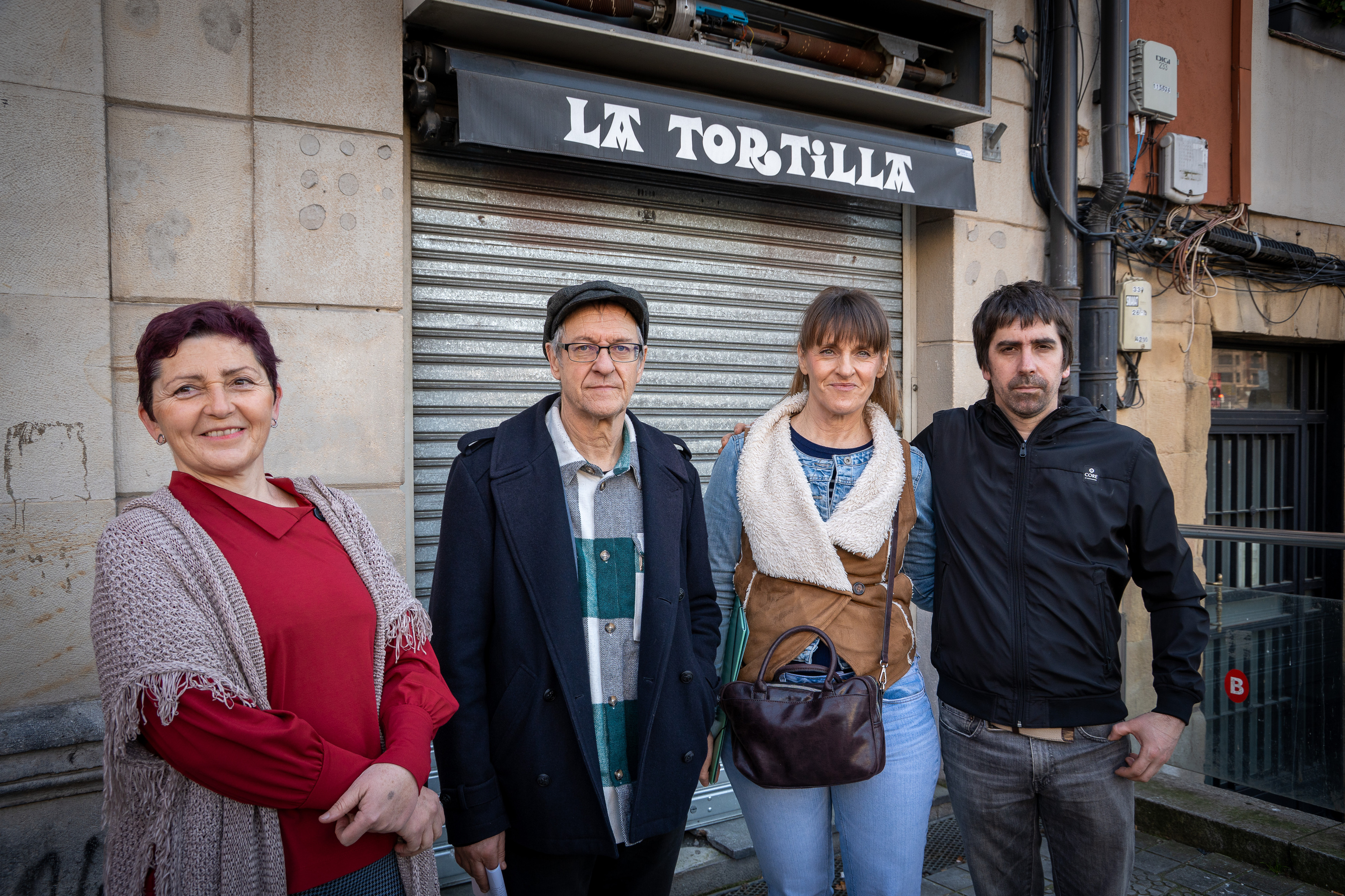 Erdozia, Aristi, Zabala eta Lizarralde gaur, Bilboko La Tortilla tabernaren ondoan. AITOR KARASATORRE / FOKU