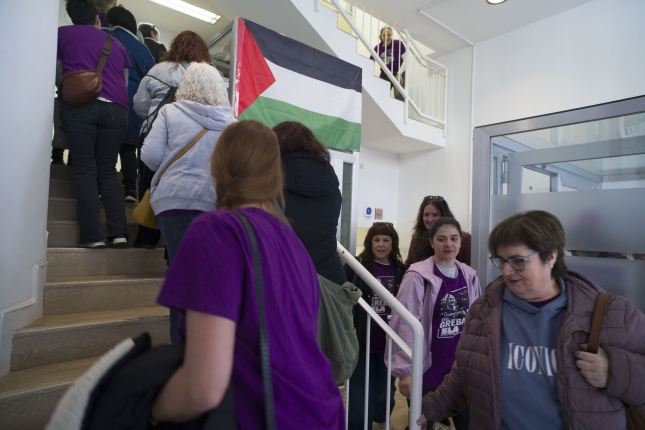 (ID_15839798) (Jon Urbe/@FOKU) 2026-02-26, Donostia. Gipuzkoako erresidentzietako kideek greban segitzen dute, eta ekintza berezi b...