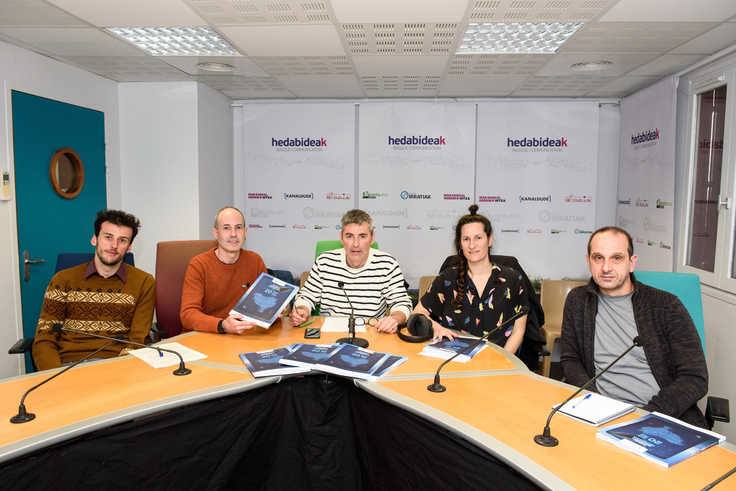 Euskal Hedabideen Behategiko ordezkariak, gaur, Uztaritzeko Euskal Irratien egoitzan. GUILLAUME FAUVEAU