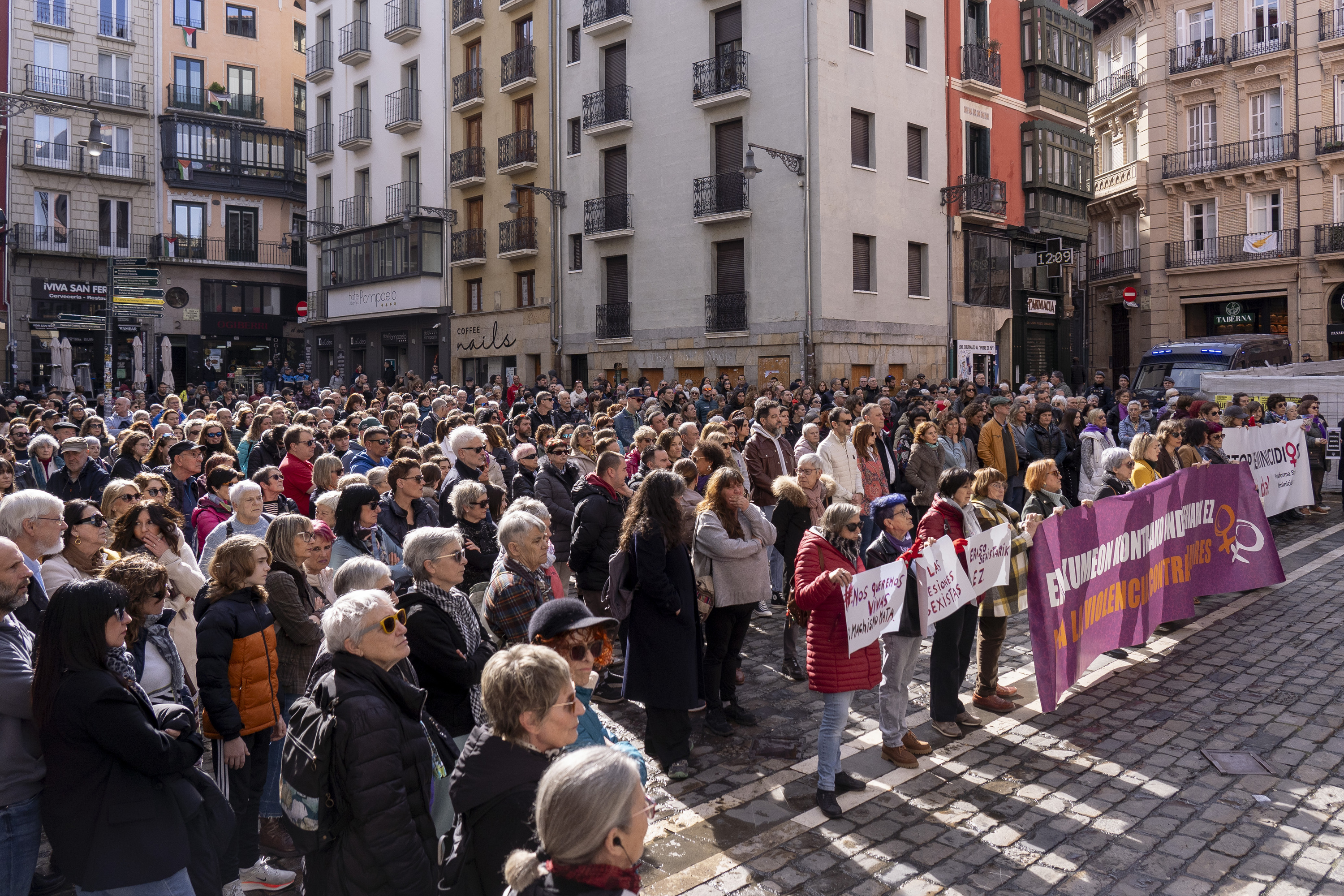 Sarrigurenen izandako hilketa matxista salatzeko elkarretaratzea, Iruñean, joan den igandean. IÑIGO URIZ / FOKU