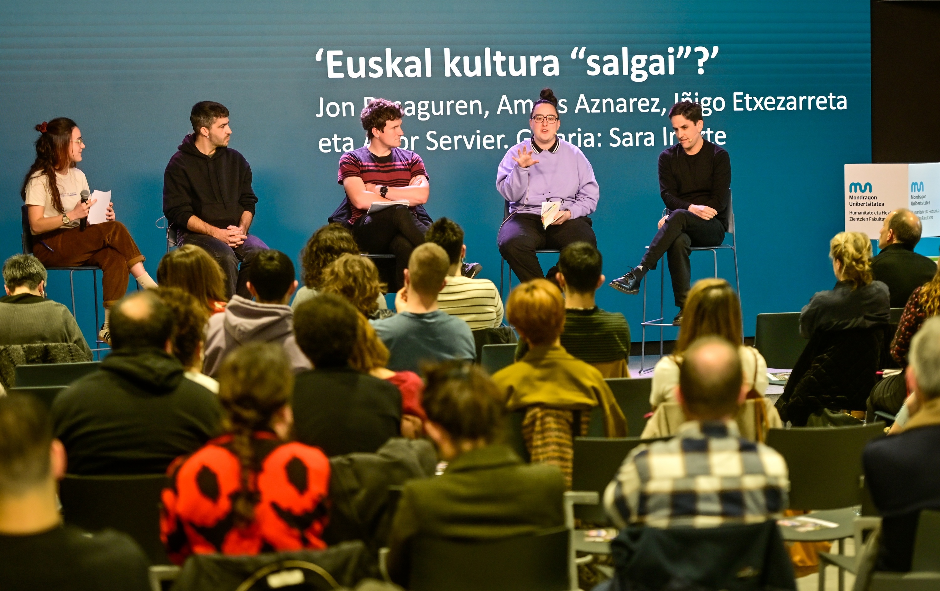 Sara Iriarte, Iñigo Etxezarreta, Aitor Servier, Amets Aznarez eta Jon Basaguren, gaur, Aretxabaletan. GORKA RUBIO / FOKU