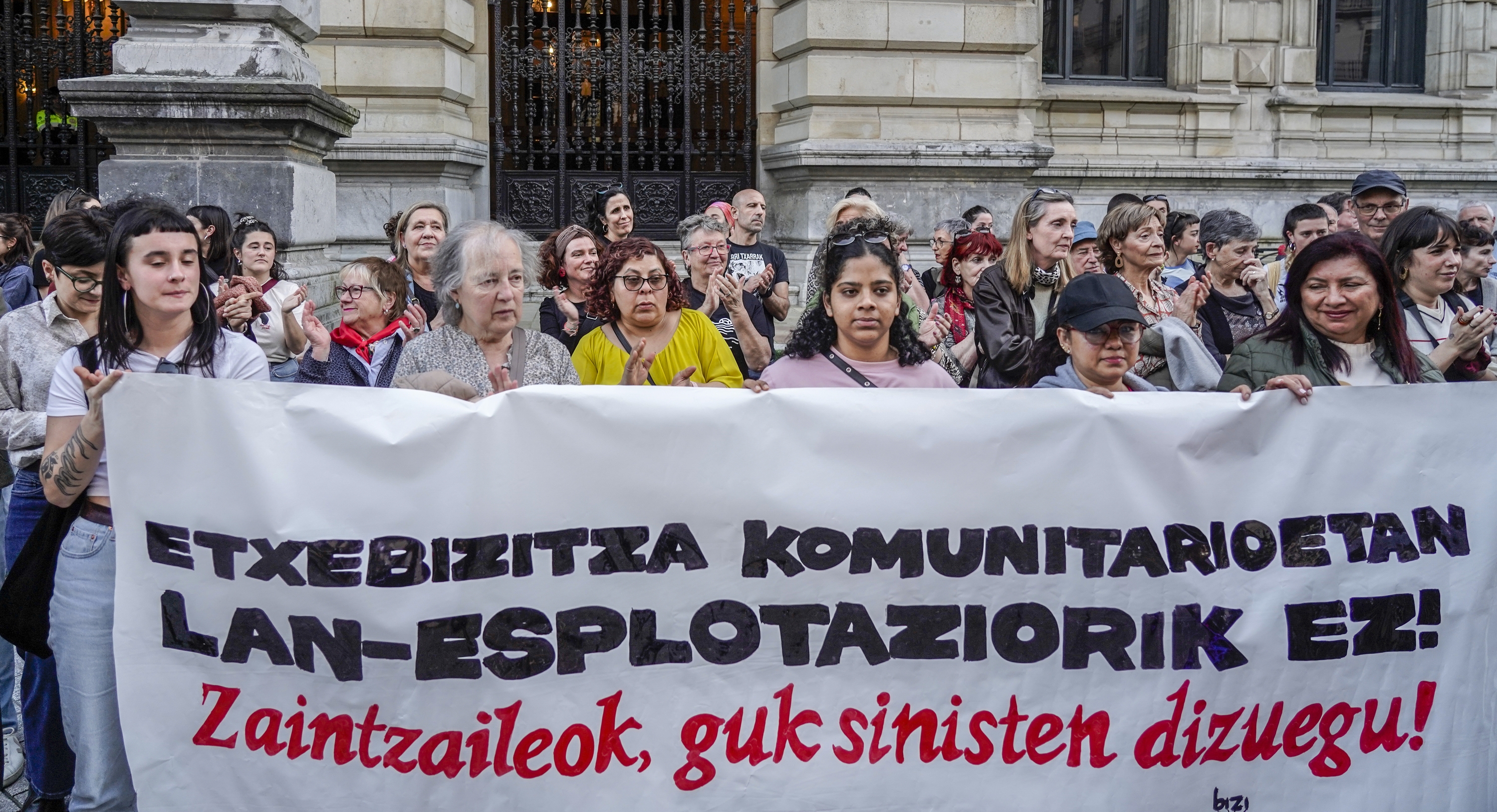 Etxebizitza komunitarioen egoera salatzeko kontzentrazioa, gaur, Bilbon. MARISOL RAMIREZ / FOKU