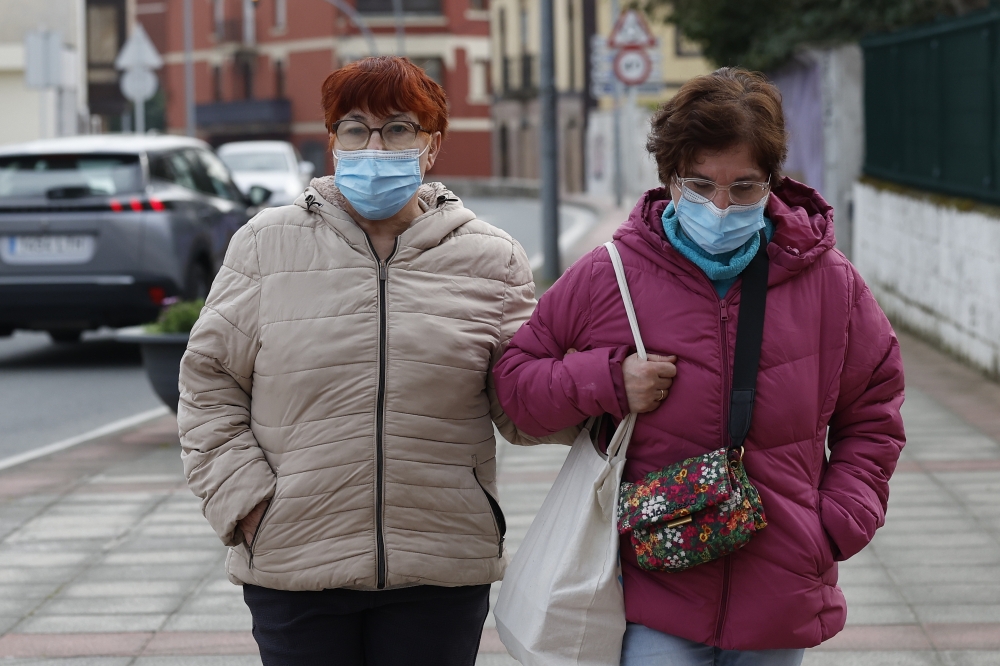 Muskizeko bi emakume, maskararekin kalean. MIGUEL TOÑA / EFE