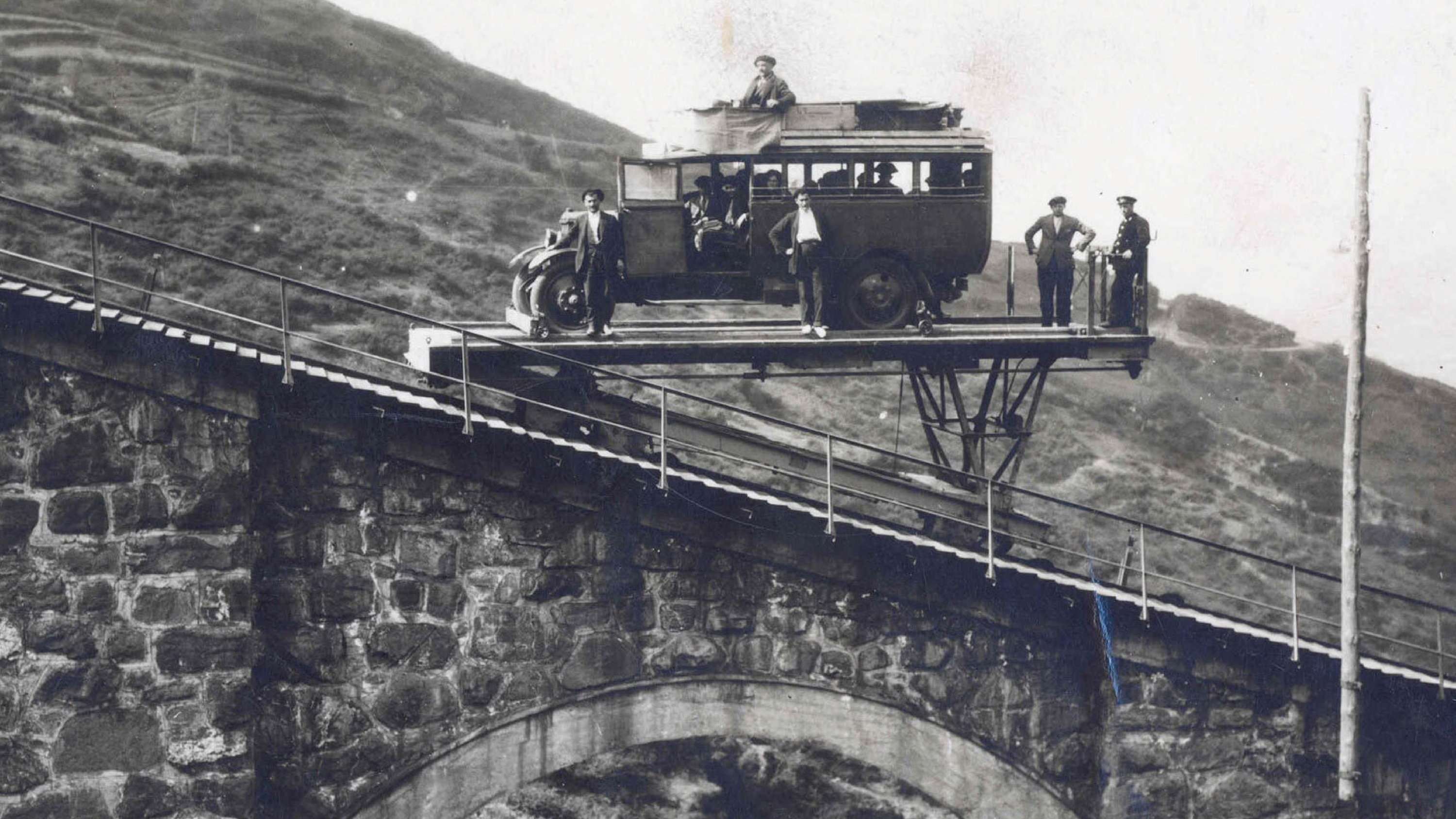 Larreinetako funikularra, XX. mendearen hasierako argazki batean. Bagoiaren plataforman kamioi bat ageri da. EUSKOTREN