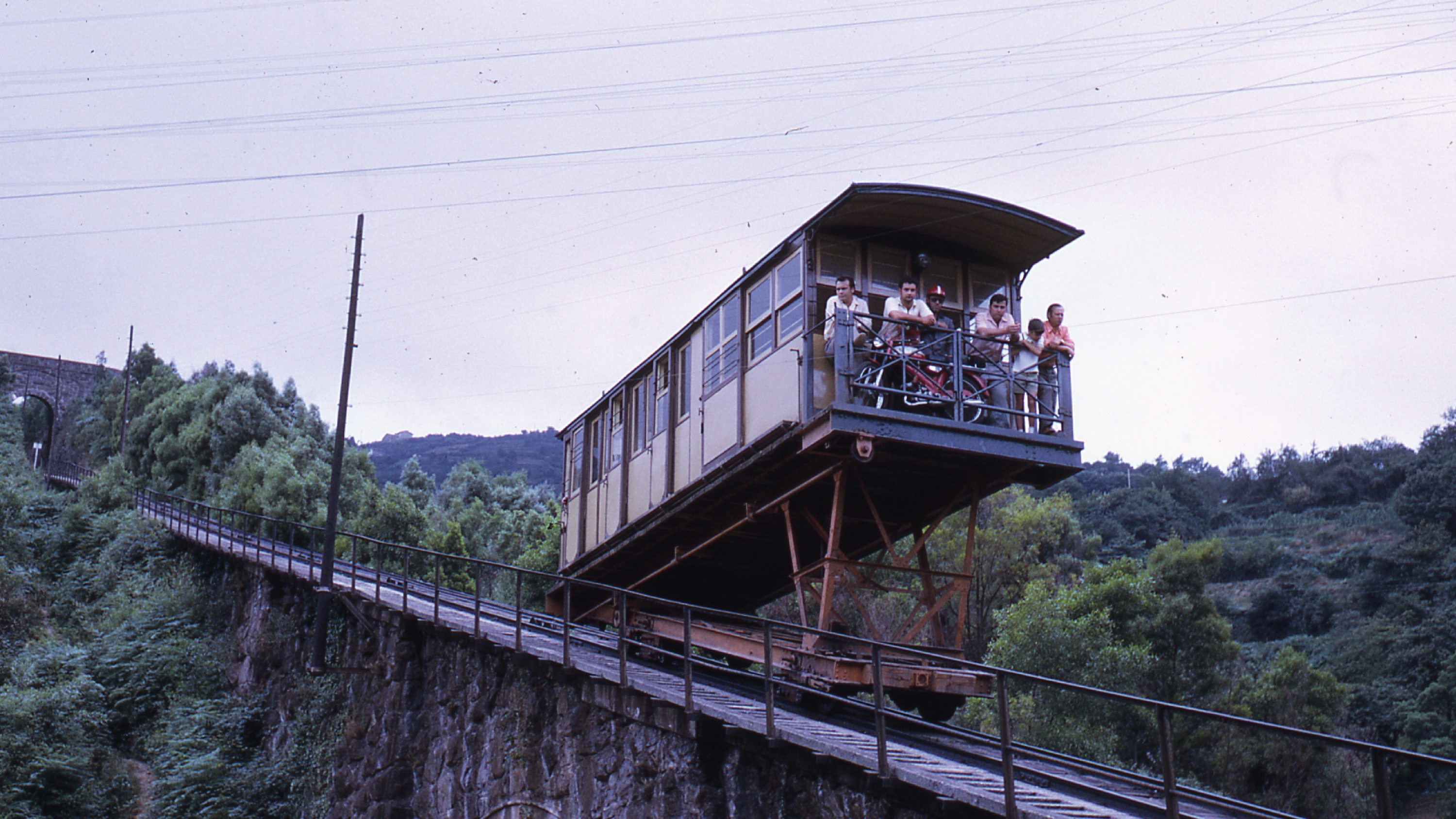 Larreinetako funikularraren 1970. hamarkada inguruko irudi bat. EUSKOTREN