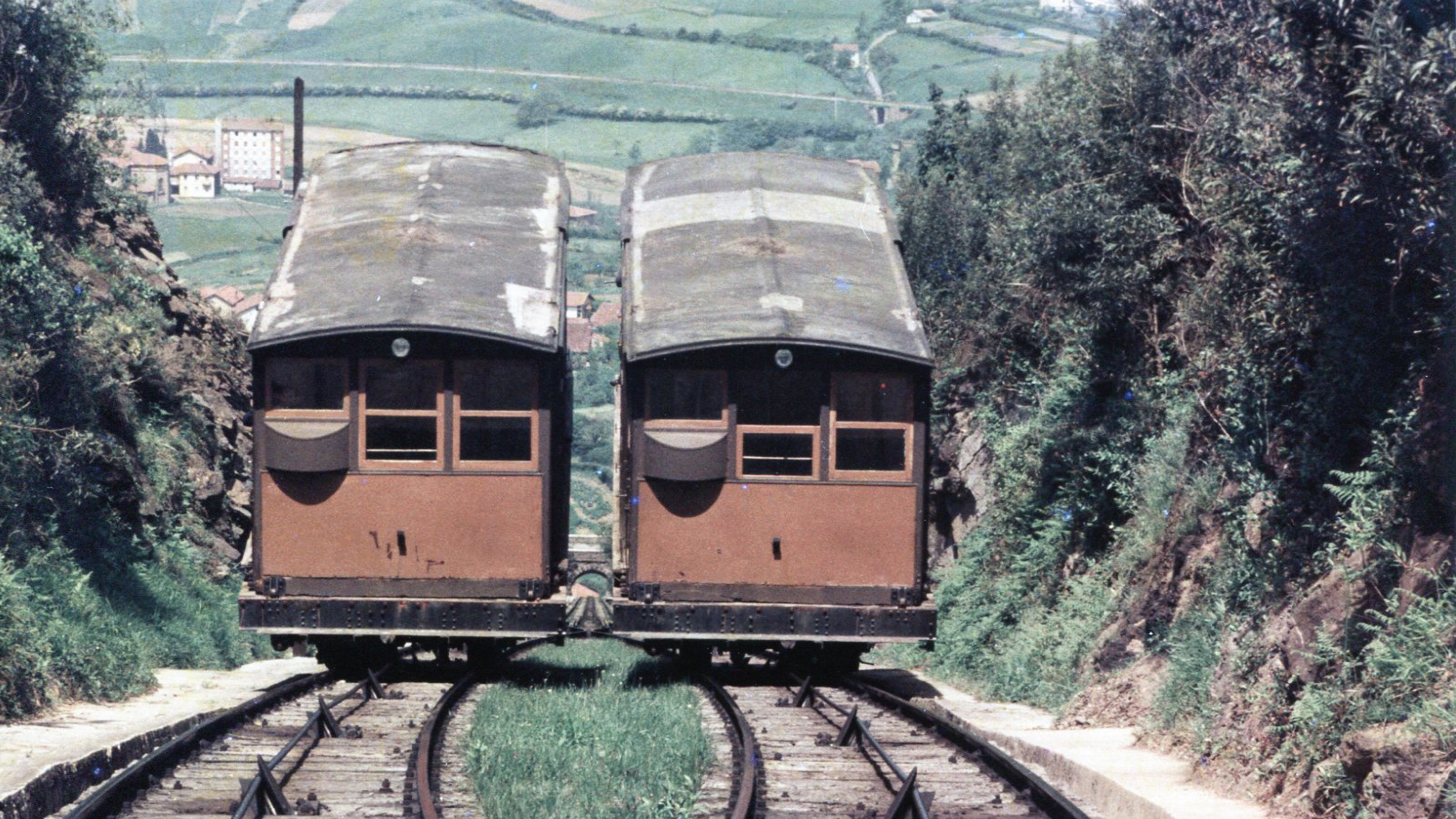 Larreinetako funikularraren ibilbidean bi bagoiak gurutzatzen diren unea. EUSKOTREN